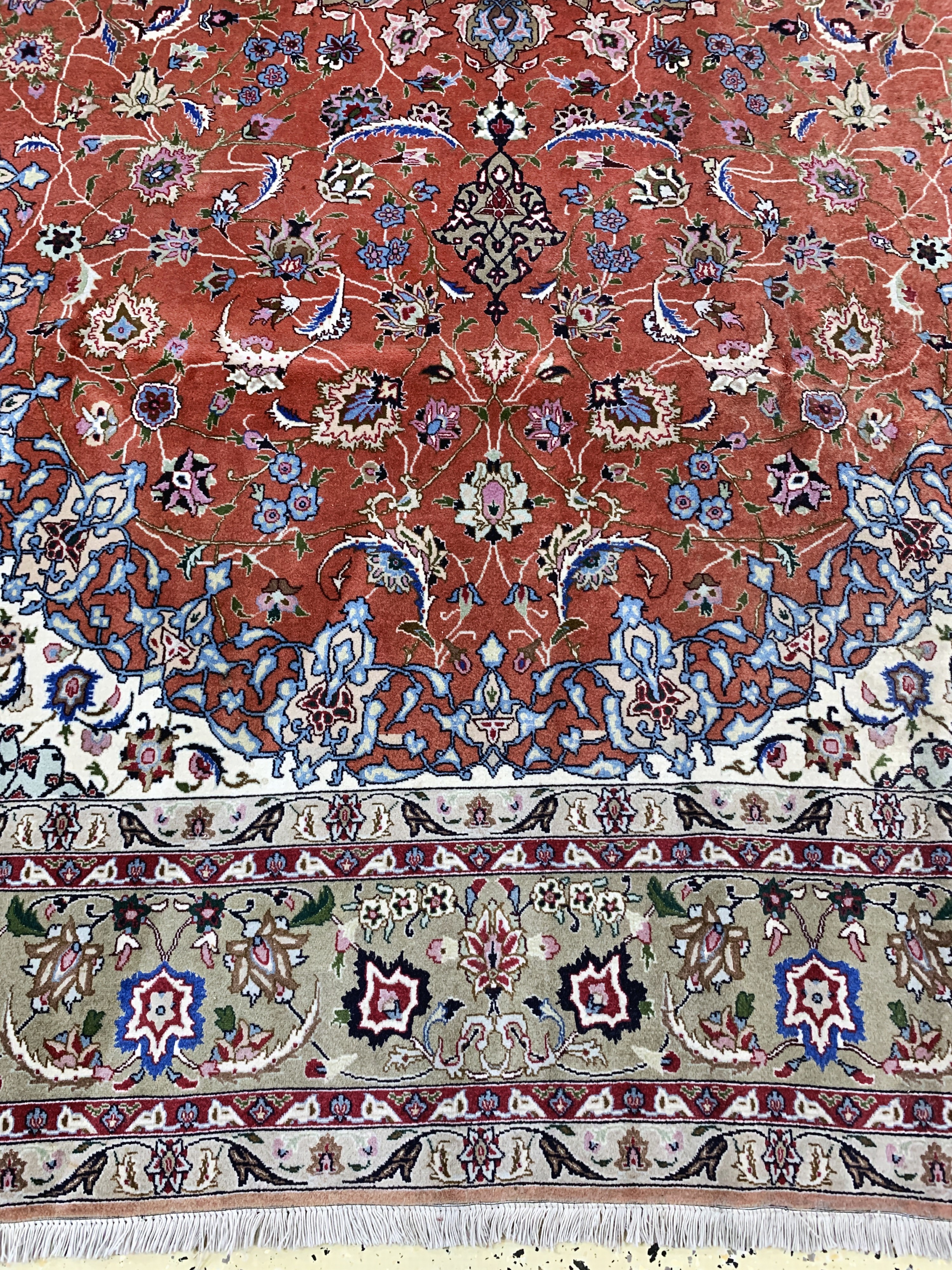 Detail c: Täbriz fein(50 Raj), Persien, Ende 20.Jhd, Korkwolle mit Seide, ca. 304 x 200 cm, ca. 500.000 Kn/qm, Reinigungsbedürftig, EHZ: 2