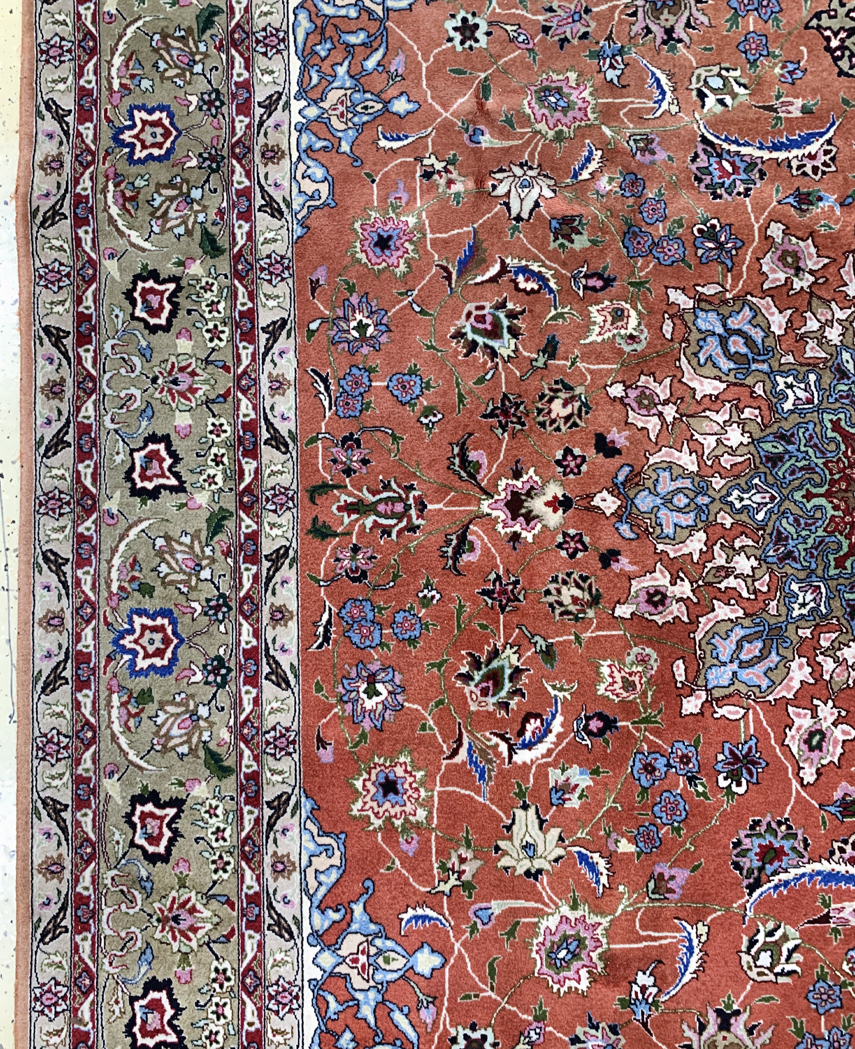 Detail d: Täbriz fein(50 Raj), Persien, Ende 20.Jhd, Korkwolle mit Seide, ca. 304 x 200 cm, ca. 500.000 Kn/qm, Reinigungsbedürftig, EHZ: 2