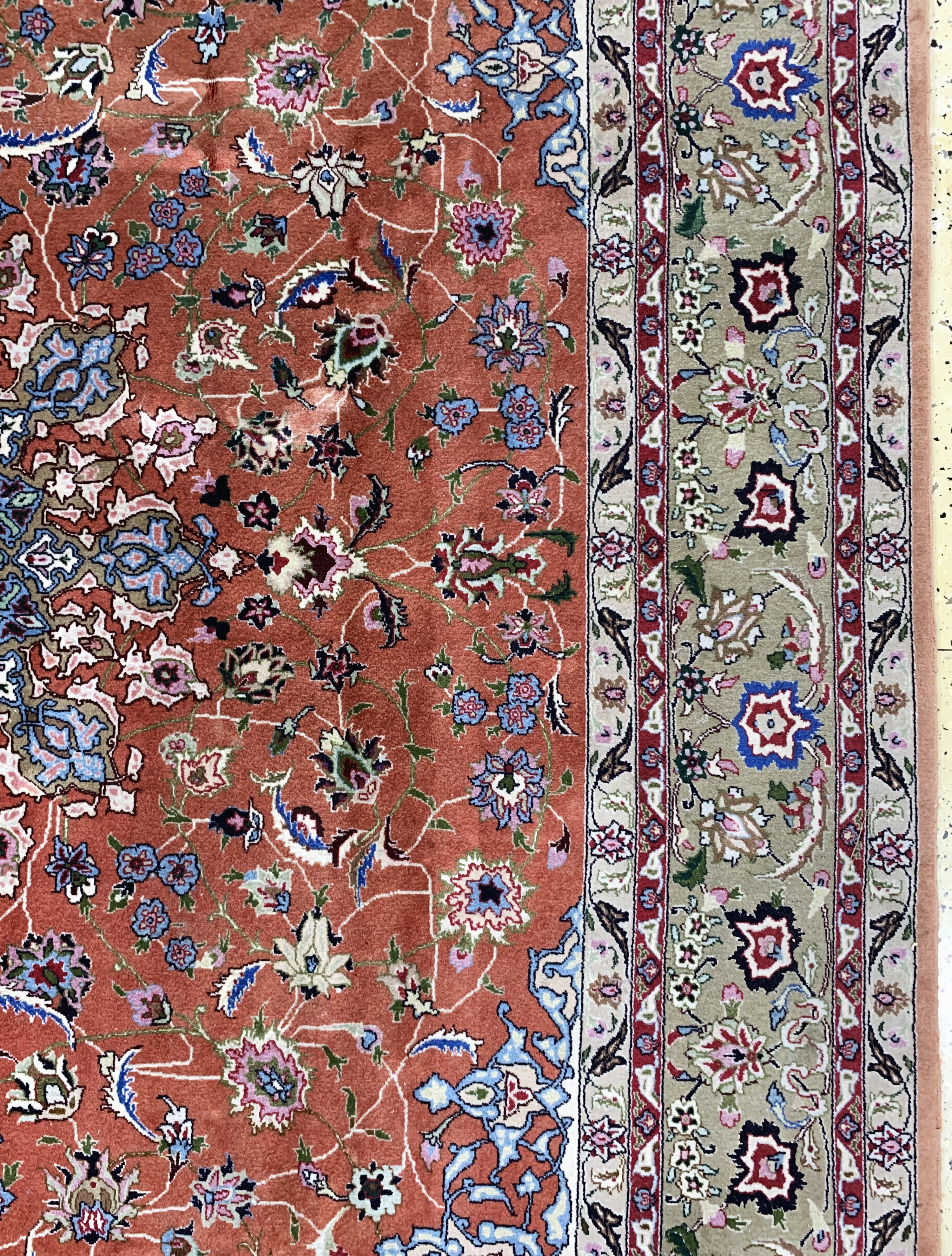 Detail e: Täbriz fein(50 Raj), Persien, Ende 20.Jhd, Korkwolle mit Seide, ca. 304 x 200 cm, ca. 500.000 Kn/qm, Reinigungsbedürftig, EHZ: 2