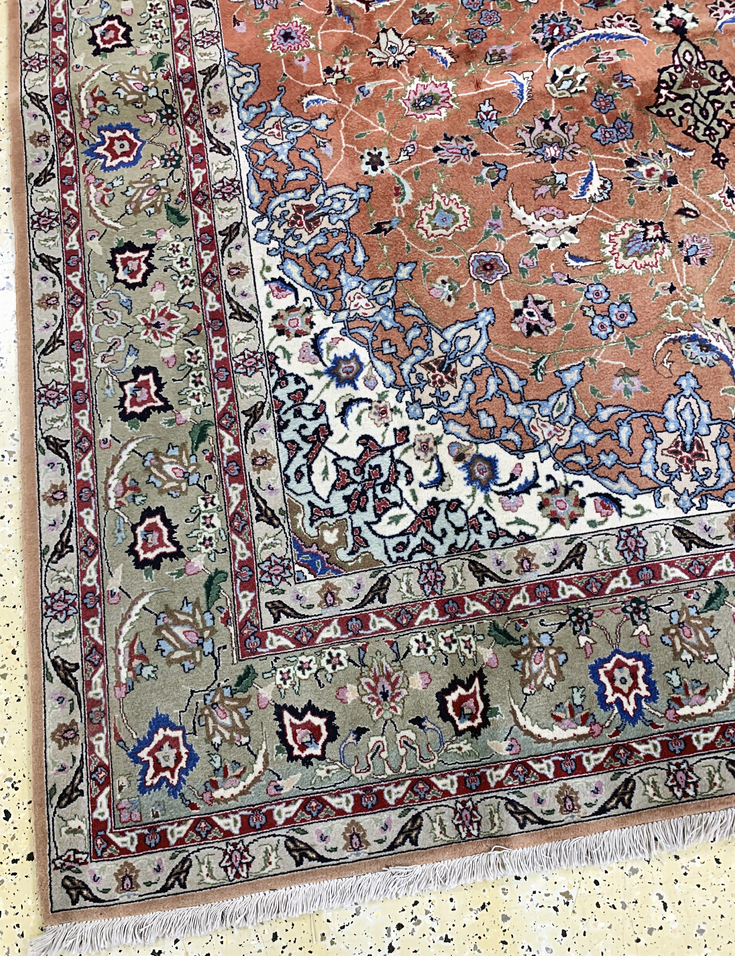 Detail g: Täbriz fein(50 Raj), Persien, Ende 20.Jhd, Korkwolle mit Seide, ca. 304 x 200 cm, ca. 500.000 Kn/qm, Reinigungsbedürftig, EHZ: 2