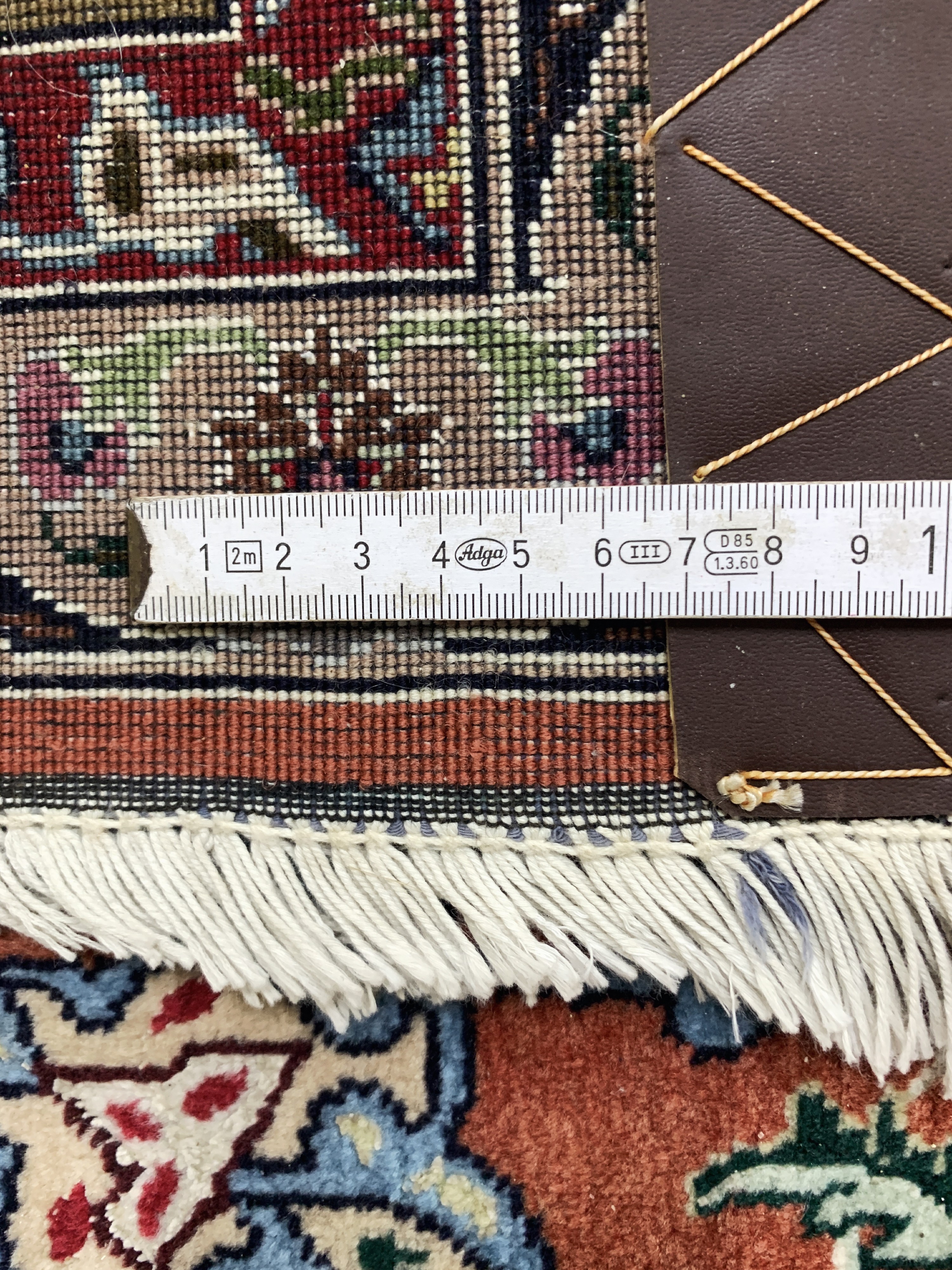 Detail i: Täbriz fein(50 Raj), Persien, Ende 20.Jhd, Korkwolle mit Seide, ca. 304 x 200 cm, ca. 500.000 Kn/qm, Reinigungsbedürftig, EHZ: 2