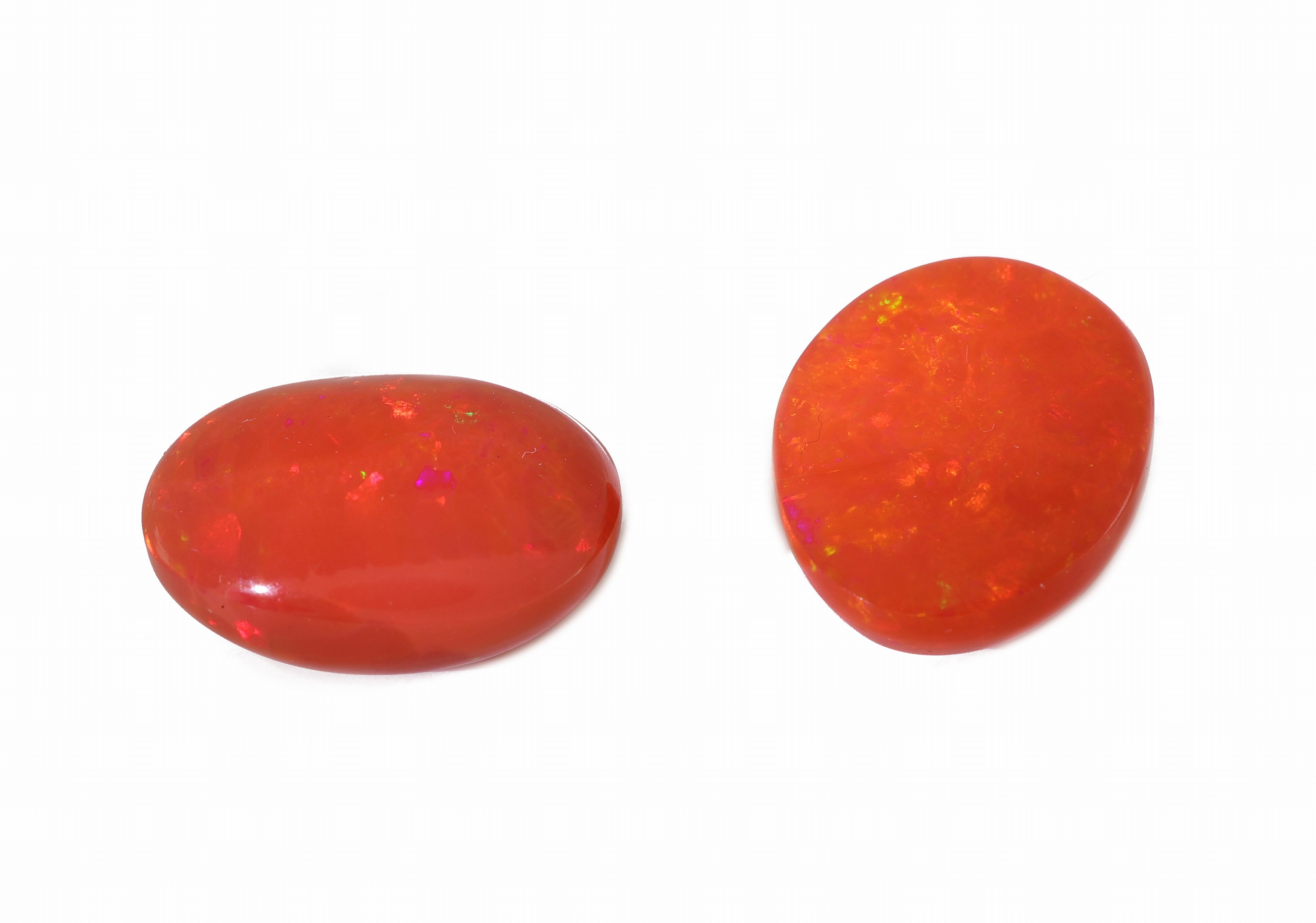 Detail b: Lot 2 lose rote Opale, zus. ca. 15.66 ct, ovale Cabochons, schöne intensive Farbe