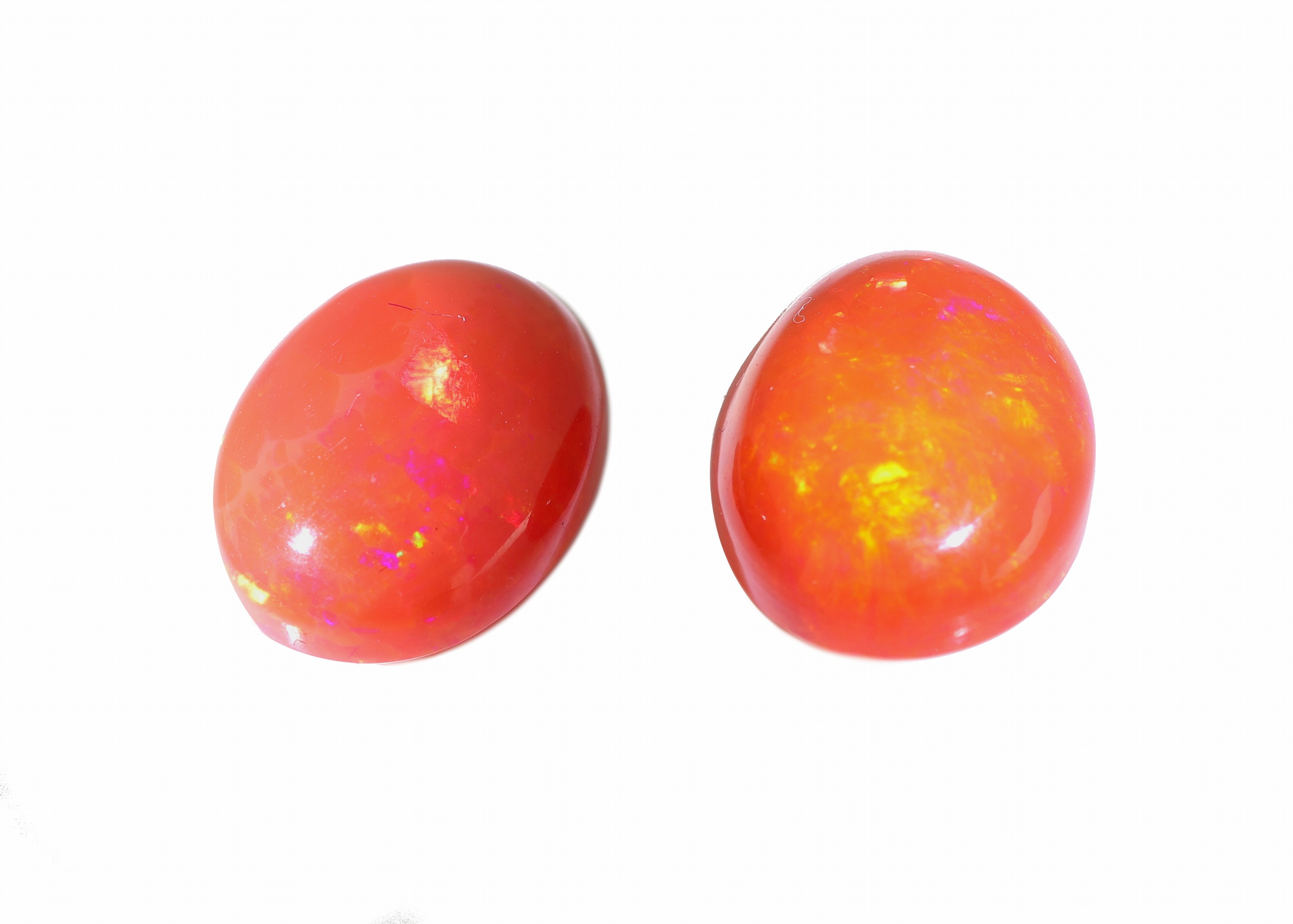 Detail c: Lot 2 lose rote Opale, zus. ca. 15.66 ct, ovale Cabochons, schöne intensive Farbe