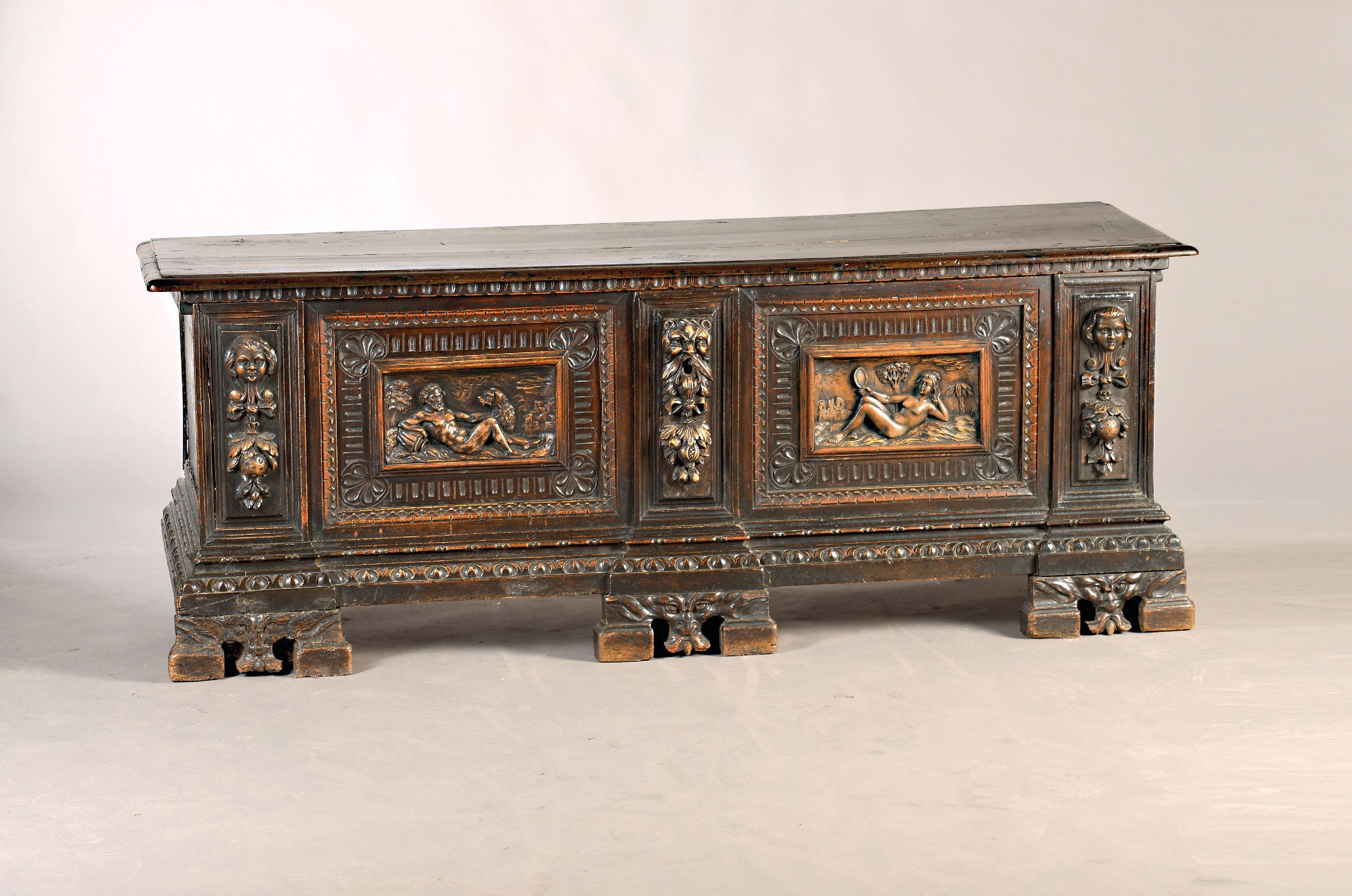 Image 27037937 - Eichentruhe, im Renaissancestil, 20. Jh., Nussbaum, reich verziert mit geschnitzten ...