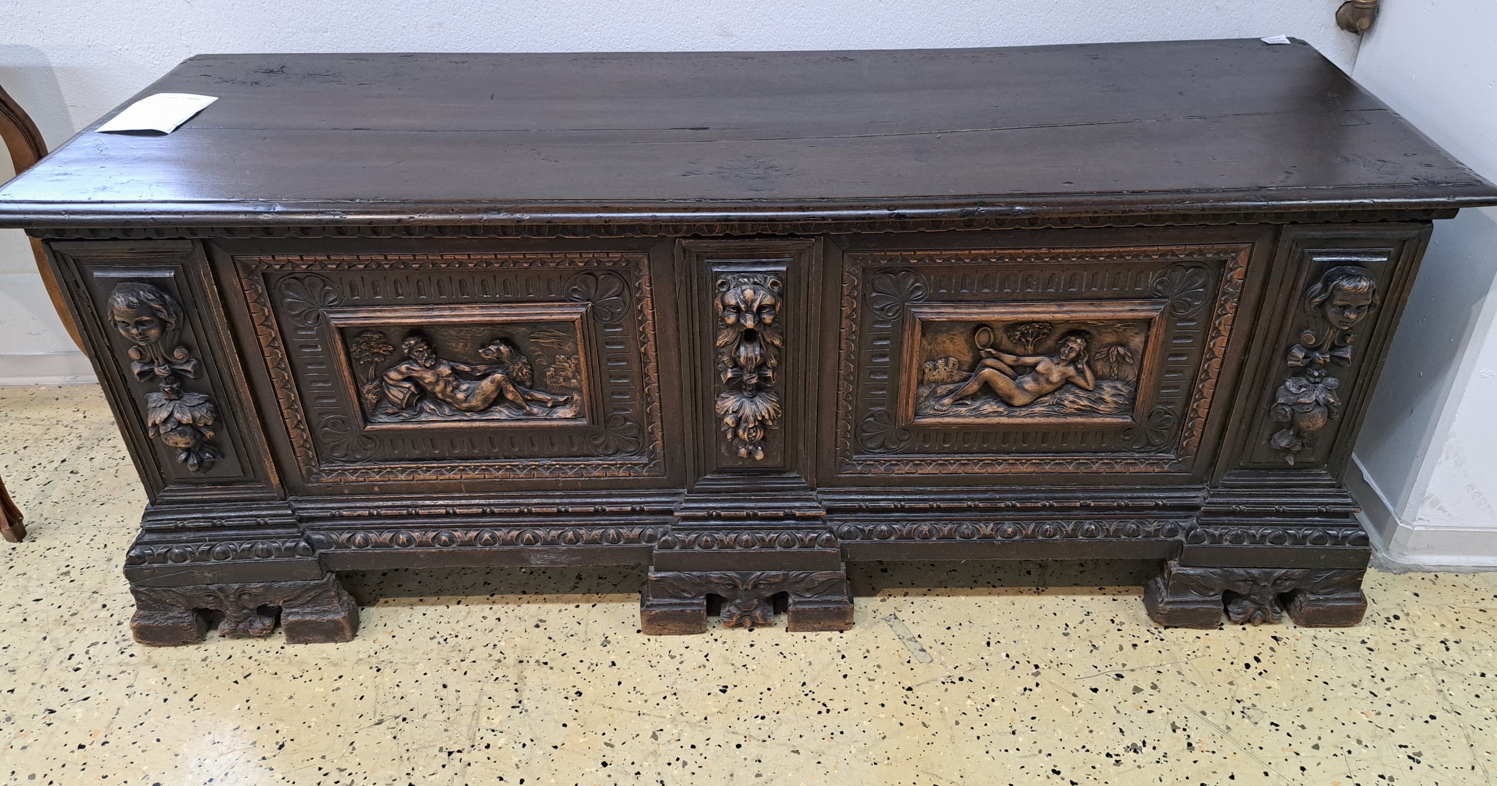 Detail a: Eichentruhe, im Renaissancestil, 20. Jh., Nussbaum, reich verziert mit geschnitzten Elementen, kassettiert, 1 Schlüssel, Schloss etwas schwergängig ...