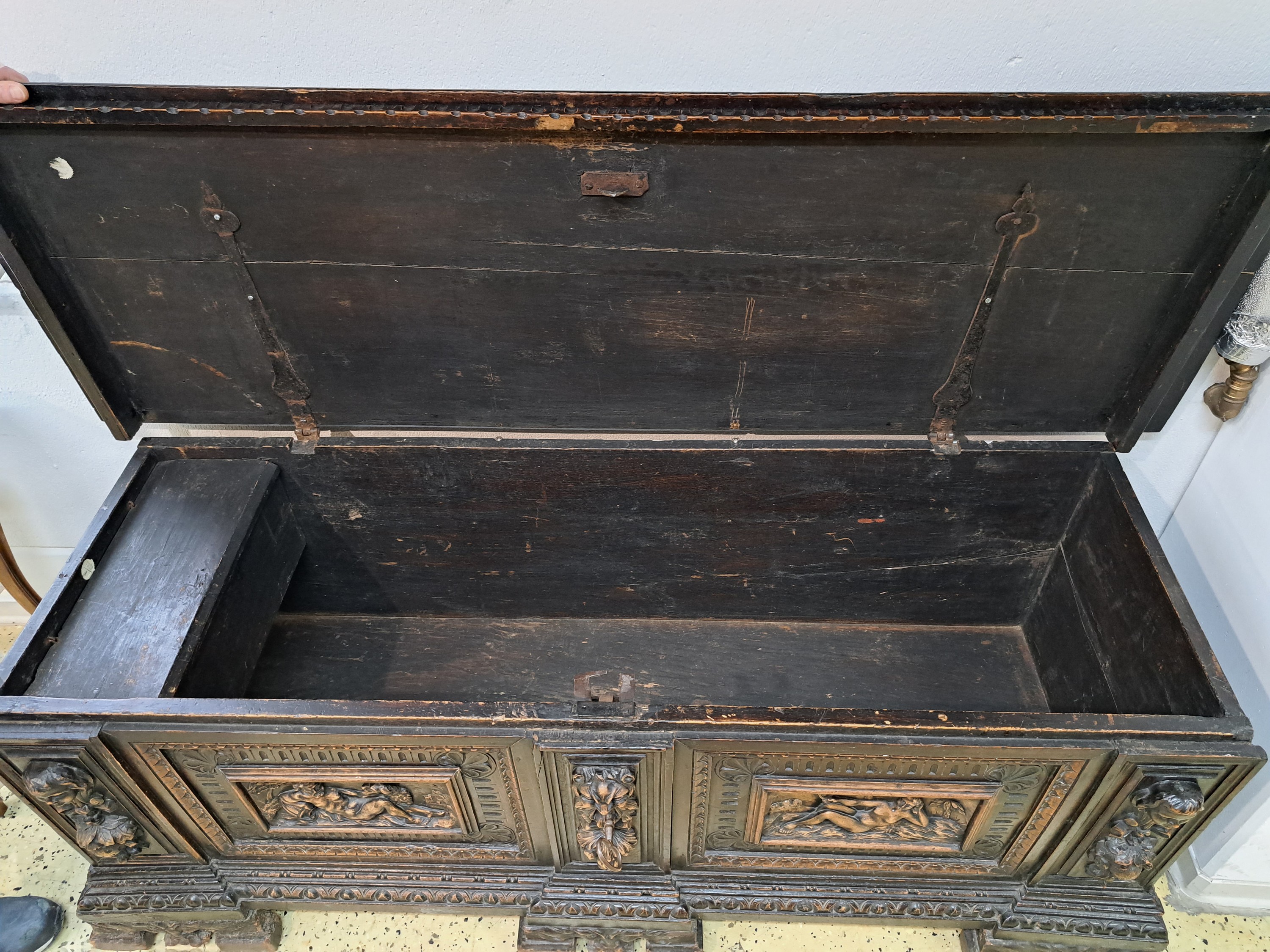 Detail b: Eichentruhe, im Renaissancestil, 20. Jh., Nussbaum, reich verziert mit geschnitzten Elementen, kassettiert, 1 Schlüssel, Schloss etwas schwergängig ...