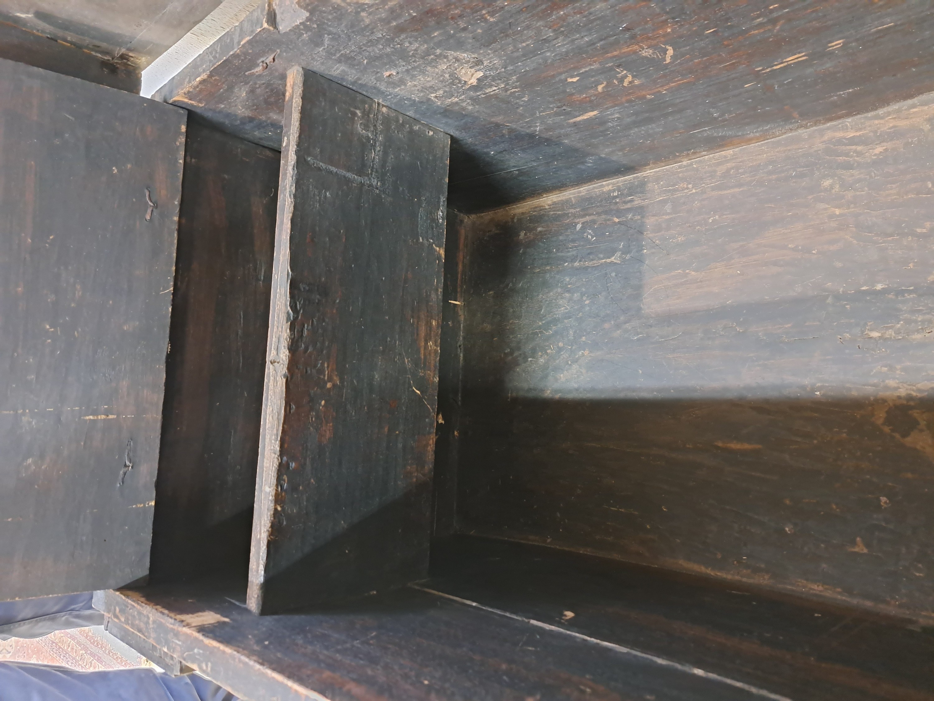 Detail c: Eichentruhe, im Renaissancestil, 20. Jh., Nussbaum, reich verziert mit geschnitzten Elementen, kassettiert, 1 Schlüssel, Schloss etwas schwergängig ...