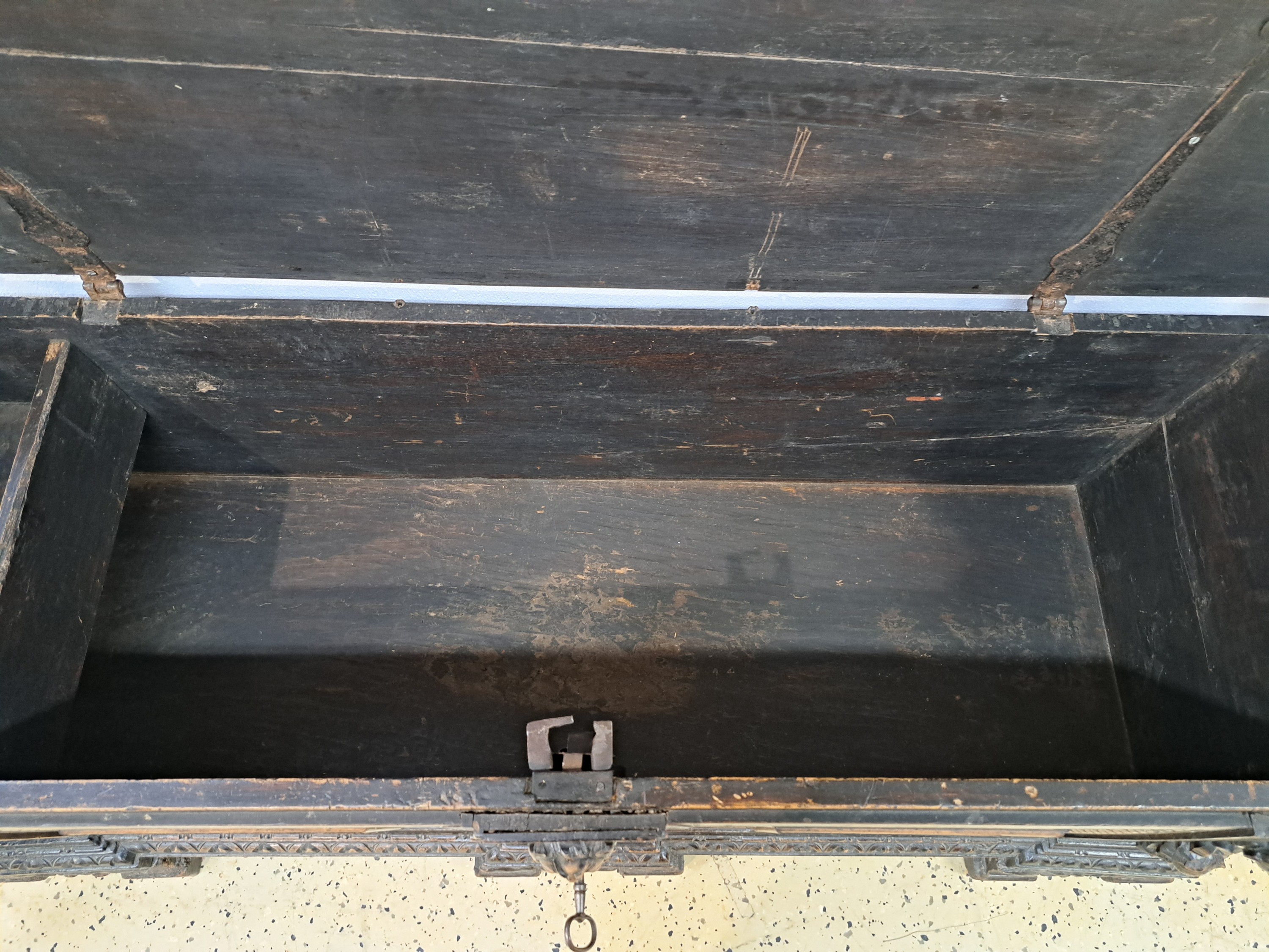 Detail d: Eichentruhe, im Renaissancestil, 20. Jh., Nussbaum, reich verziert mit geschnitzten Elementen, kassettiert, 1 Schlüssel, Schloss etwas schwergängig ...