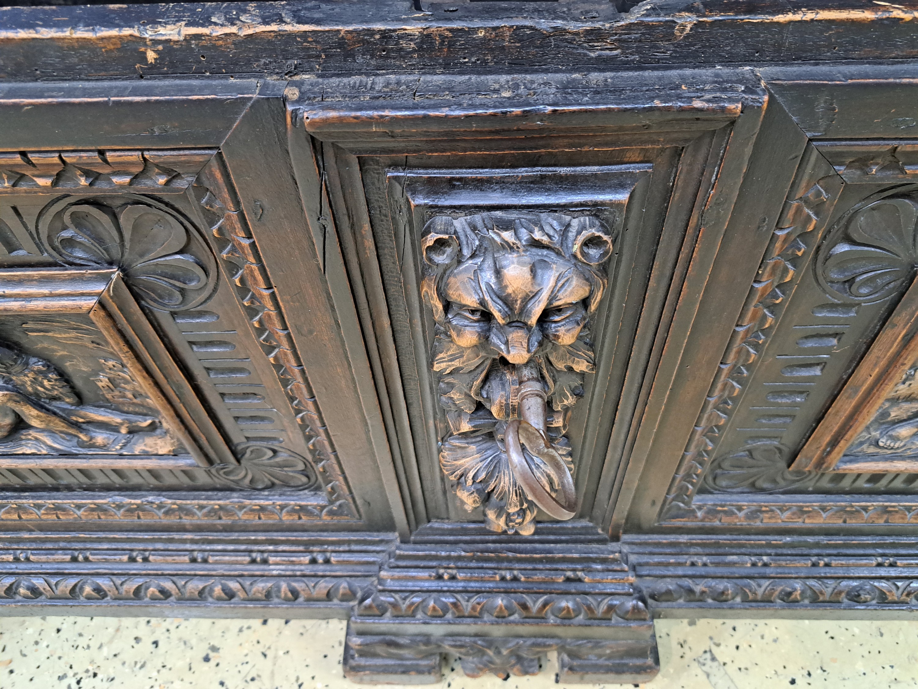 Detail e: Eichentruhe, im Renaissancestil, 20. Jh., Nussbaum, reich verziert mit geschnitzten Elementen, kassettiert, 1 Schlüssel, Schloss etwas schwergängig ...