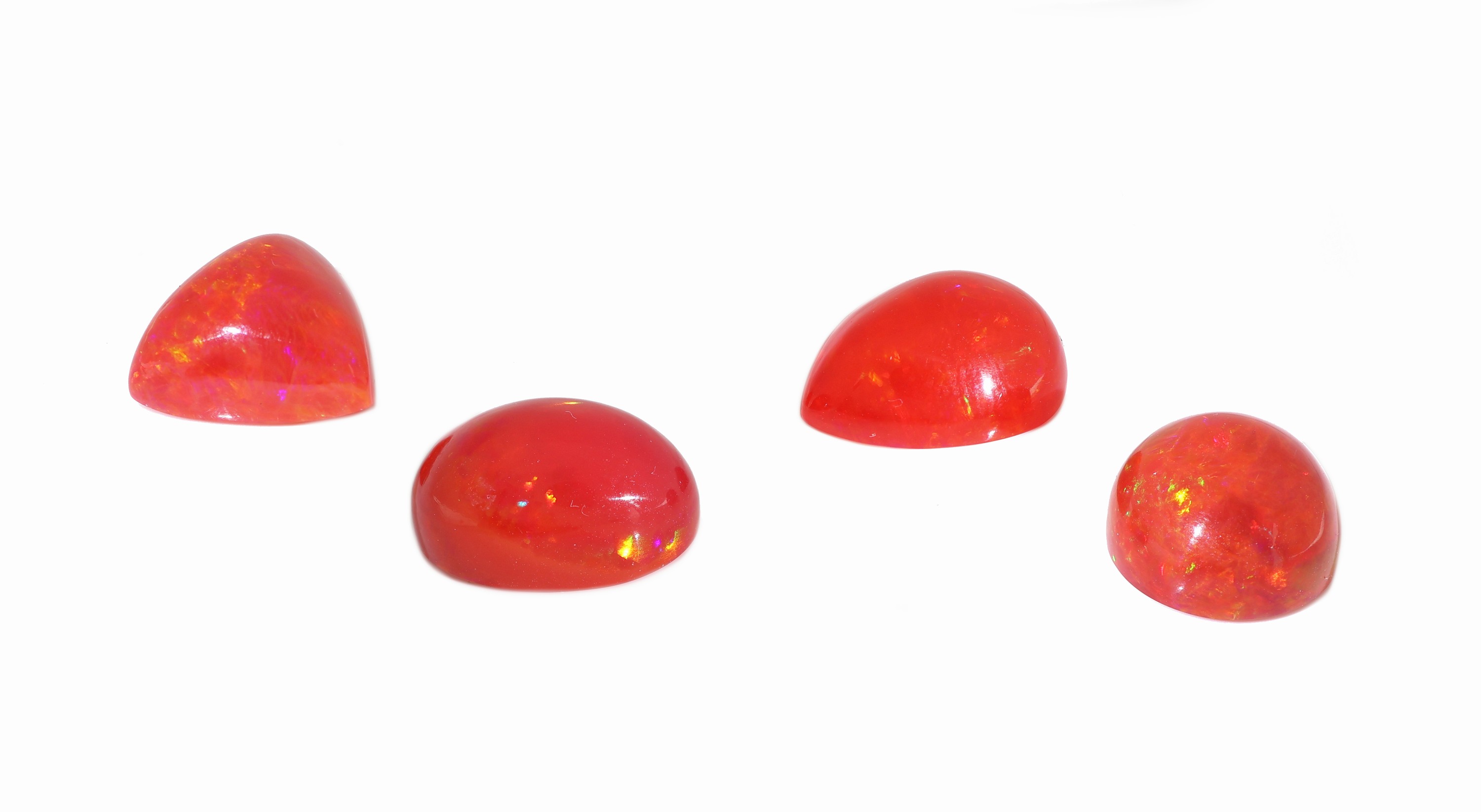 Detail b: Lot 4 lose rote Opale, zus. ca. 17.11 ct, Cabochons, 1 x tropfenf. ca. 4.25 ct, 1 x rund ca. 3.88 ct, 1 x oval ca. 4.66 ct und 1 xTriangel ca. 4.32 ct