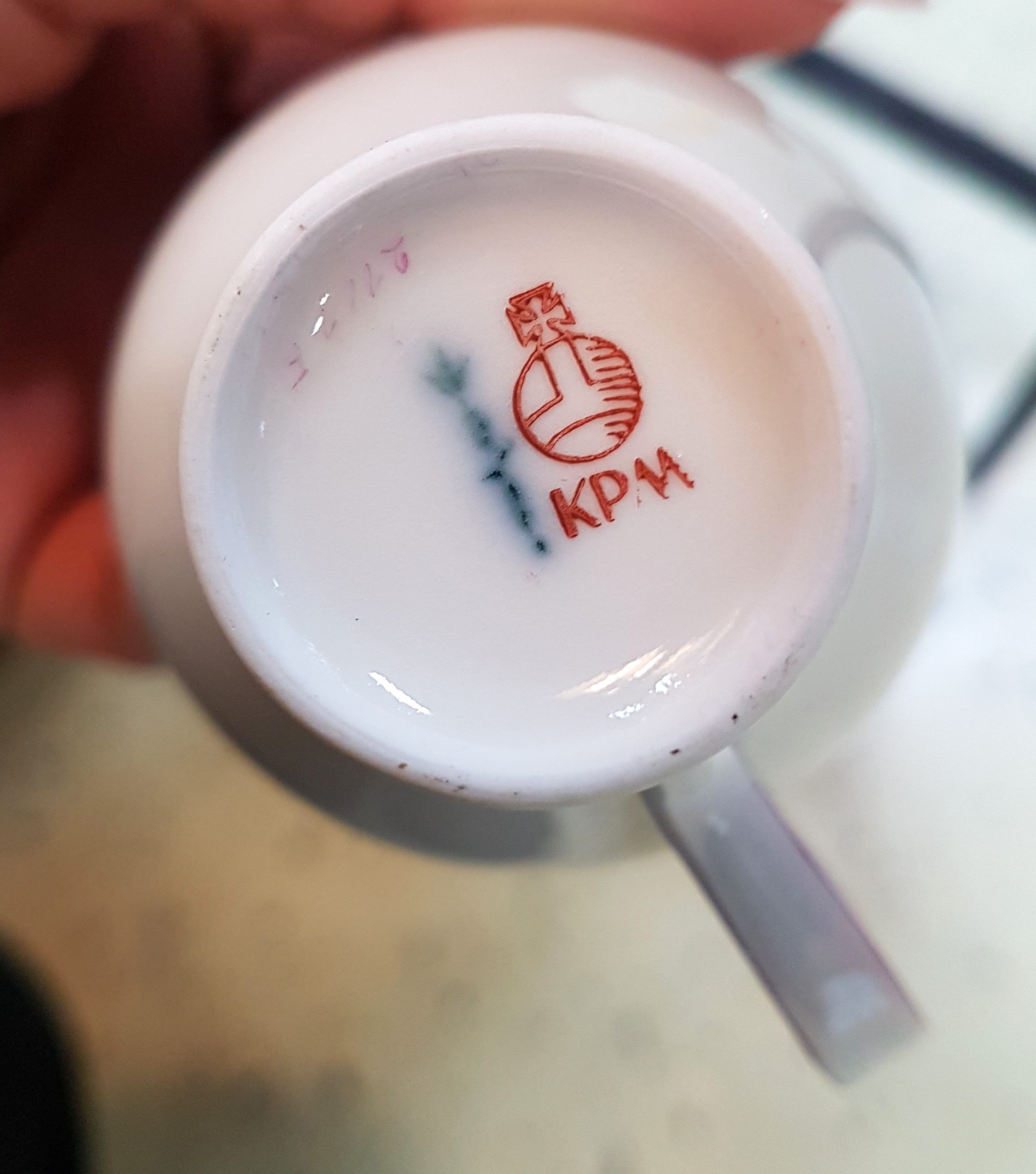 Detail e: Mokkaservice, KPM Berlin, 20. Jh., Mokkakanne, 11 Mokkatassen mit Untertassen, Zuckerdose, Sahnegießer, Porzellan, weiß, roter Randdekor