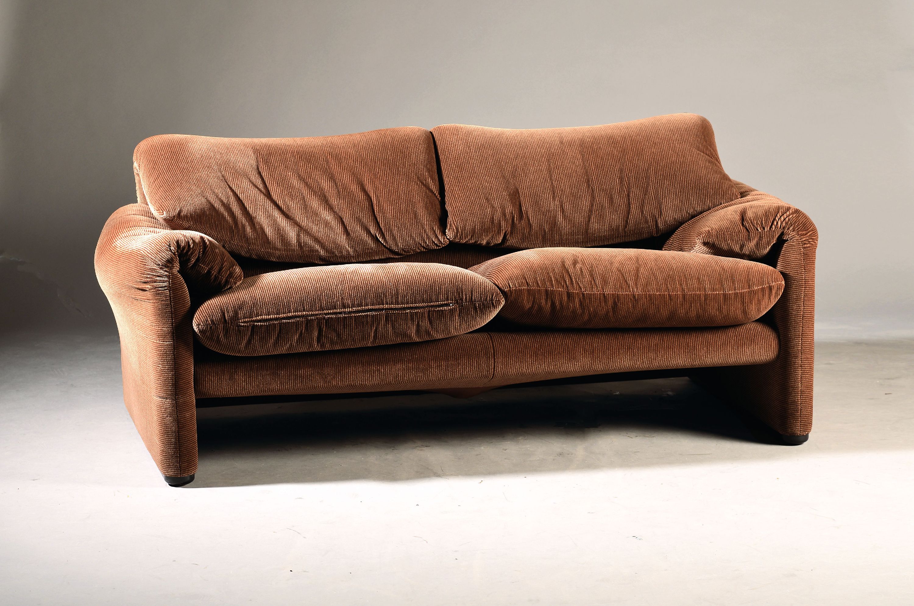 Image 27037942 - Dreisitzer und Zweisitzer Sofa, Entwurf Vico Magistretti, Serie Maralunga, brauner Cord, ...