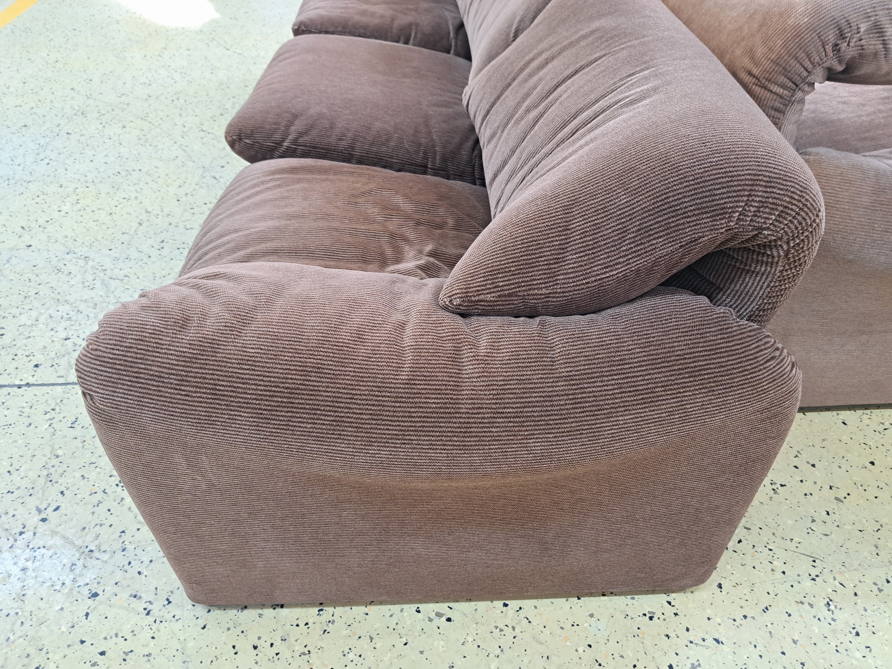 Detail a: Dreisitzer und Zweisitzer Sofa, Entwurf Vico Magistretti, Serie Maralunga, brauner Cord, zweite Hälfte 20. Jh., ca. 66 x 230 cm, Zweisitzer: ca. 67 ...