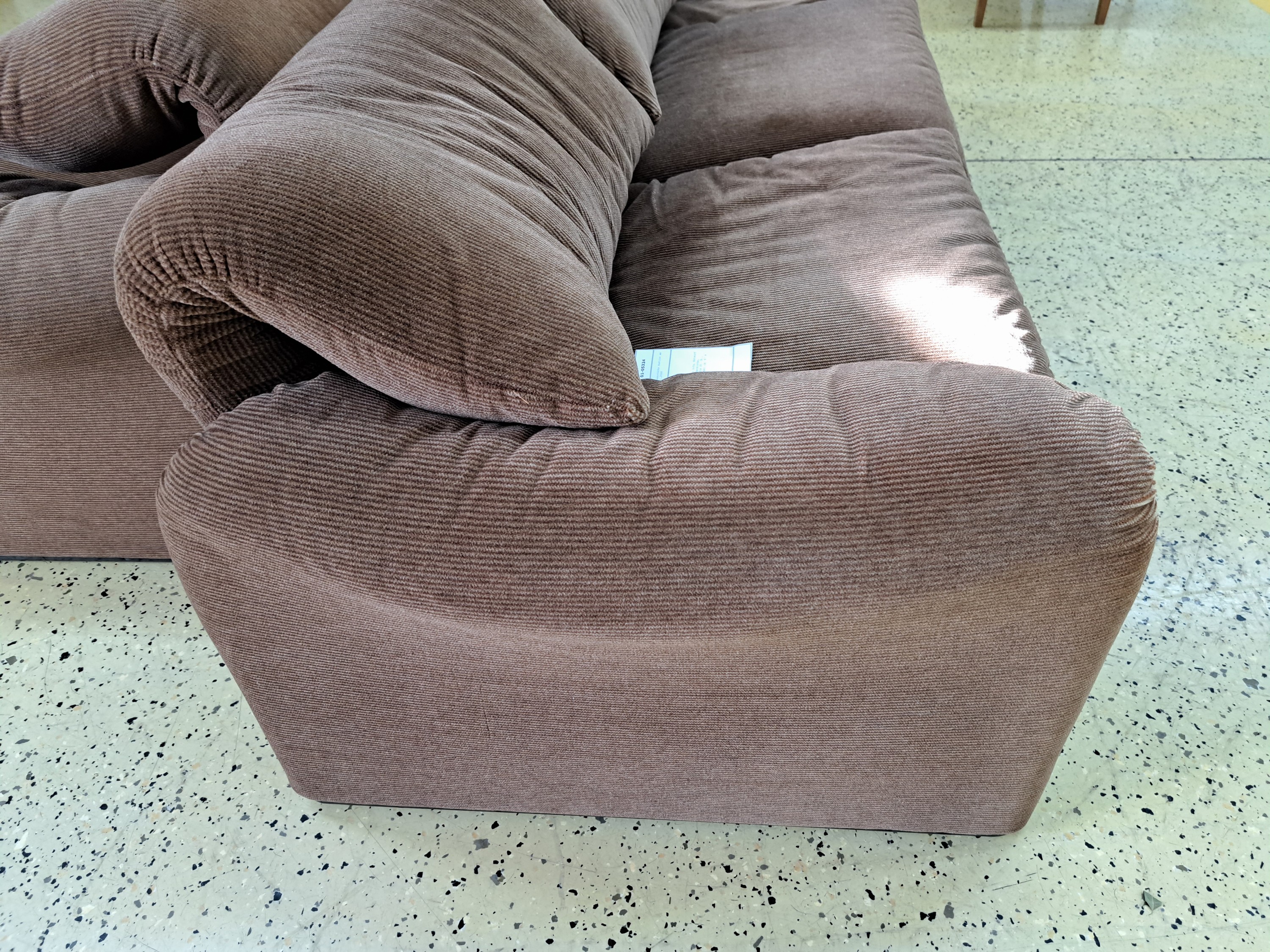 Detail b: Dreisitzer und Zweisitzer Sofa, Entwurf Vico Magistretti, Serie Maralunga, brauner Cord, zweite Hälfte 20. Jh., ca. 66 x 230 cm, Zweisitzer: ca. 67 ...