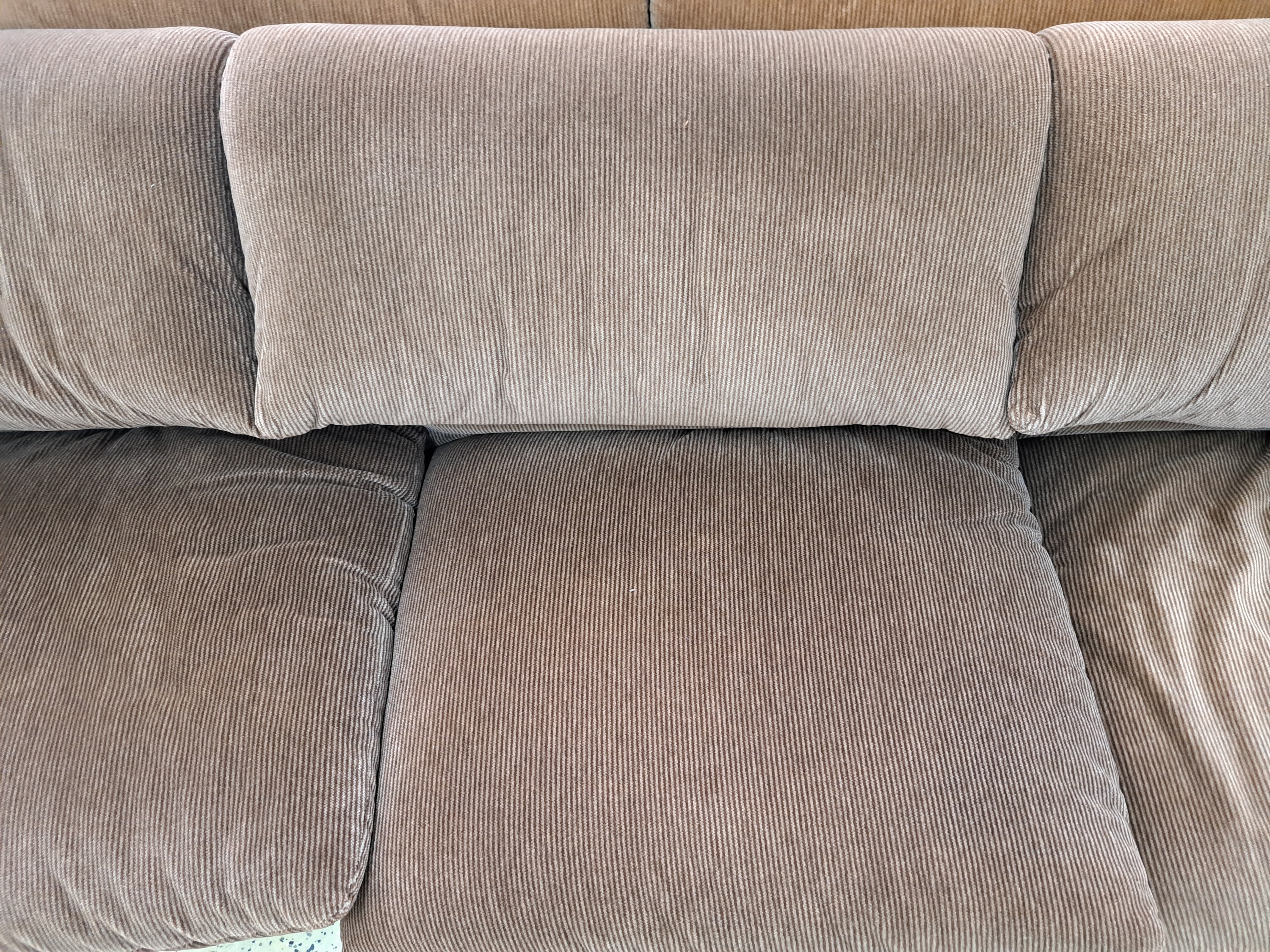 Detail d: Dreisitzer und Zweisitzer Sofa, Entwurf Vico Magistretti, Serie Maralunga, brauner Cord, zweite Hälfte 20. Jh., ca. 66 x 230 cm, Zweisitzer: ca. 67 ...