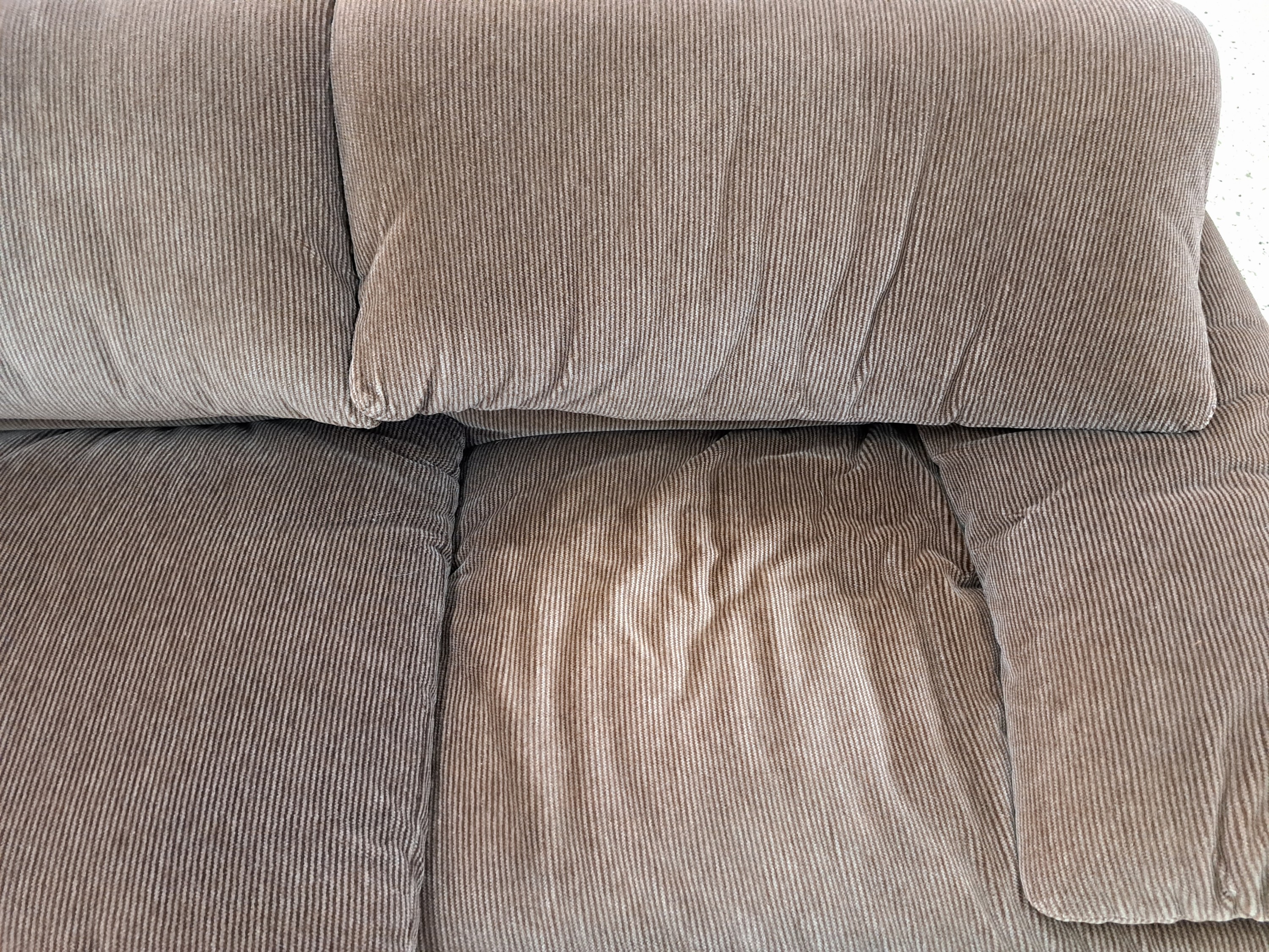 Detail e: Dreisitzer und Zweisitzer Sofa, Entwurf Vico Magistretti, Serie Maralunga, brauner Cord, zweite Hälfte 20. Jh., ca. 66 x 230 cm, Zweisitzer: ca. 67 ...
