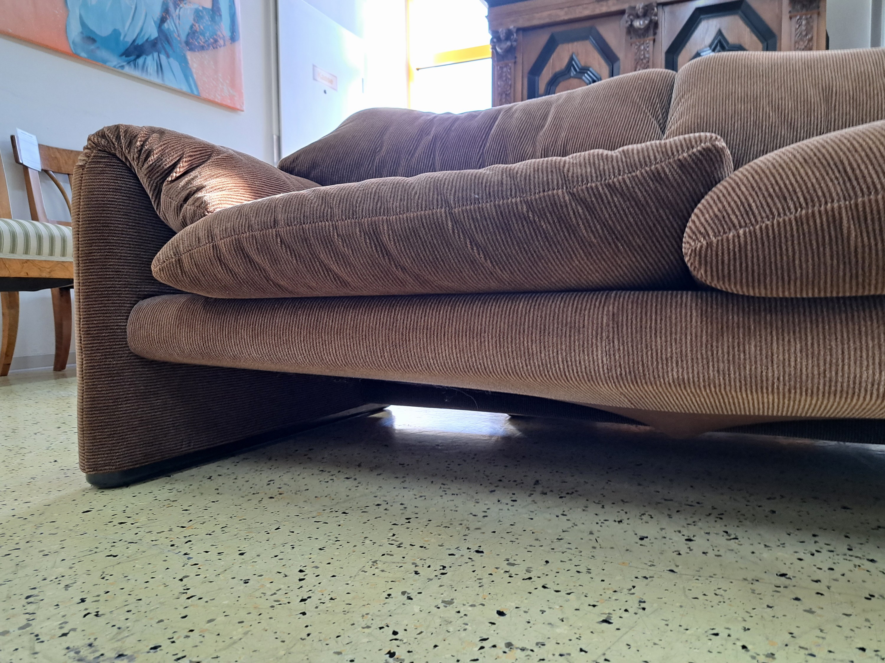 Detail f: Dreisitzer und Zweisitzer Sofa, Entwurf Vico Magistretti, Serie Maralunga, brauner Cord, zweite Hälfte 20. Jh., ca. 66 x 230 cm, Zweisitzer: ca. 67 ...