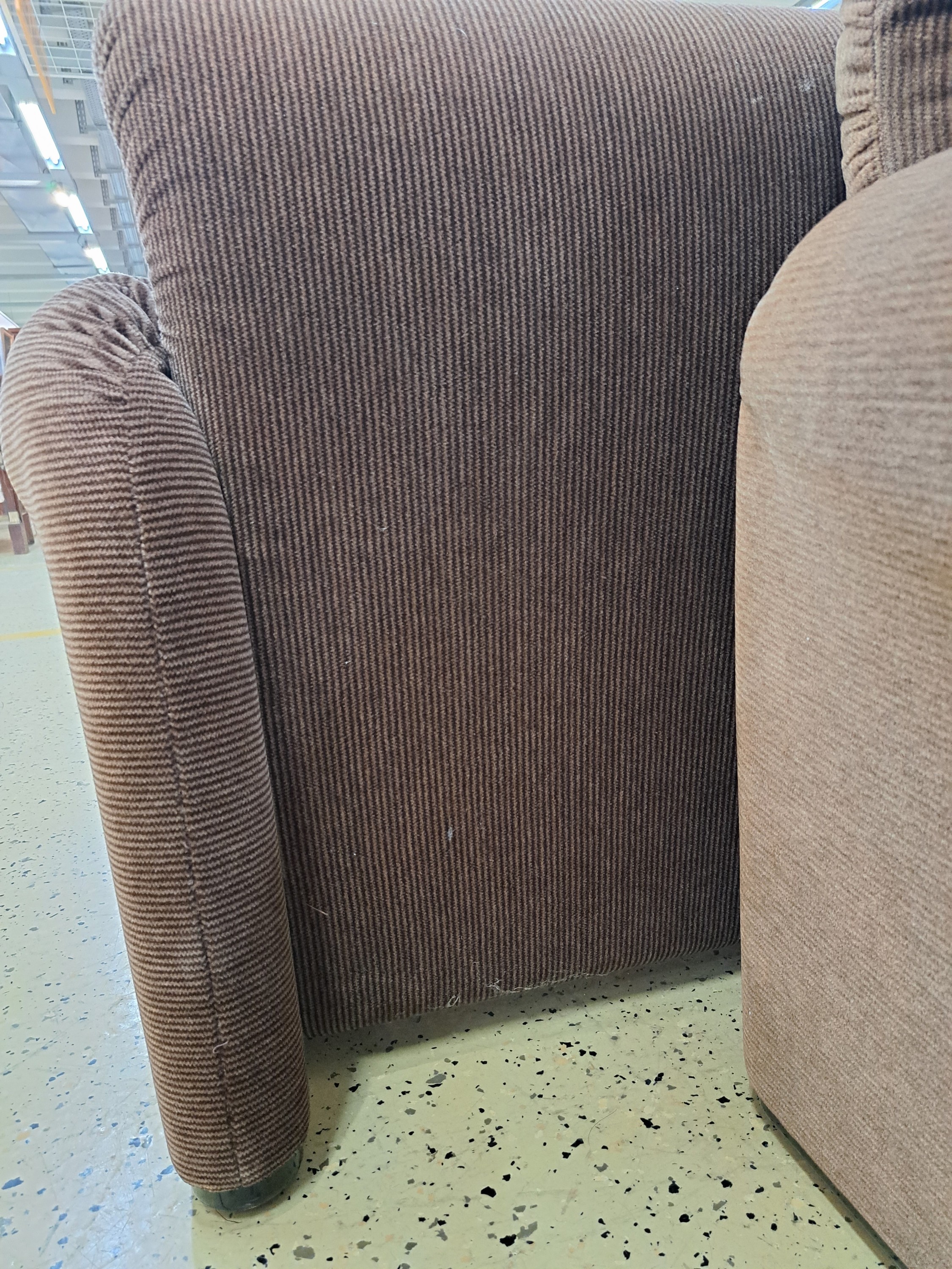 Detail h: Dreisitzer und Zweisitzer Sofa, Entwurf Vico Magistretti, Serie Maralunga, brauner Cord, zweite Hälfte 20. Jh., ca. 66 x 230 cm, Zweisitzer: ca. 67 ...