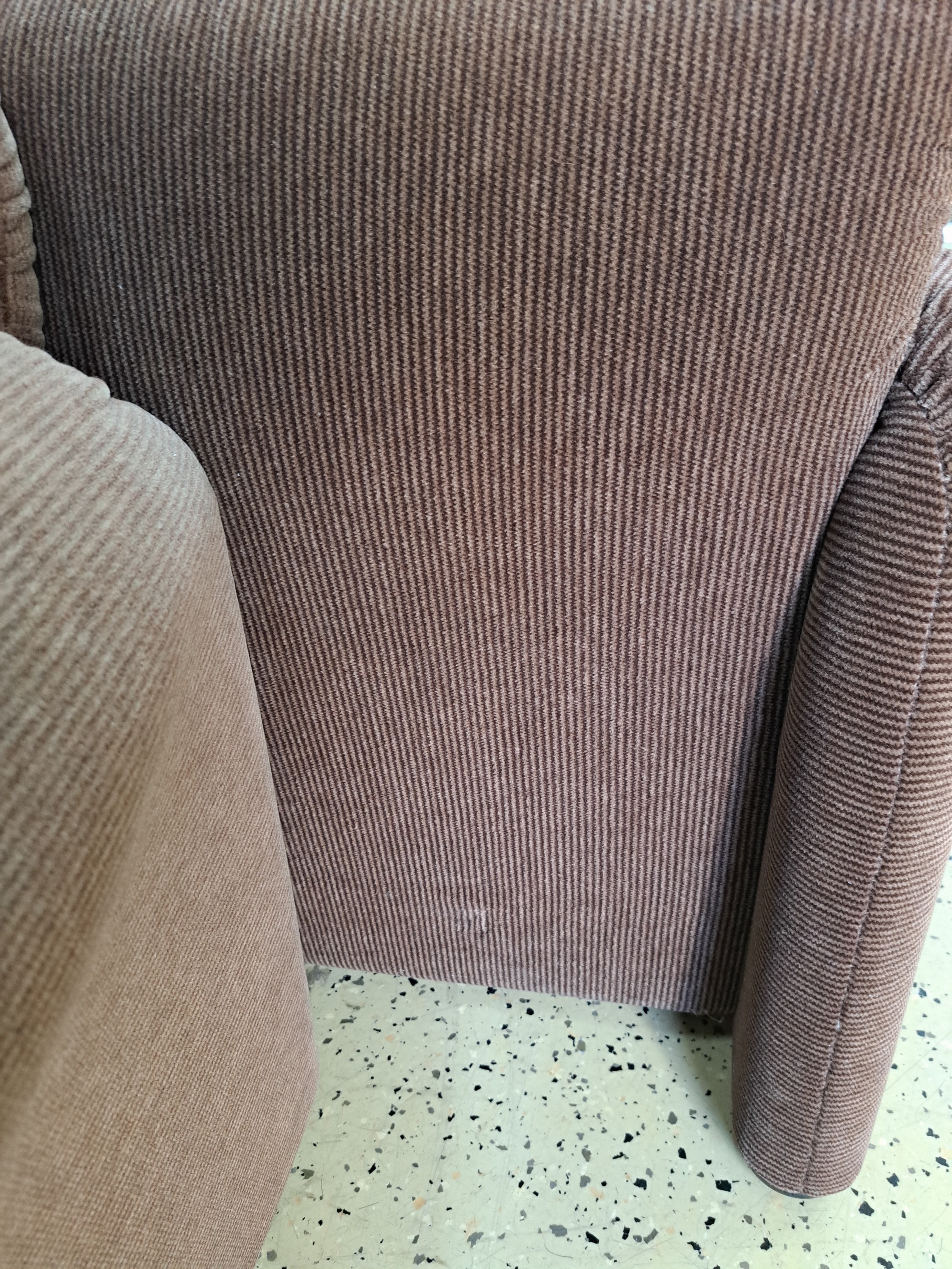 Detail i: Dreisitzer und Zweisitzer Sofa, Entwurf Vico Magistretti, Serie Maralunga, brauner Cord, zweite Hälfte 20. Jh., ca. 66 x 230 cm, Zweisitzer: ca. 67 ...
