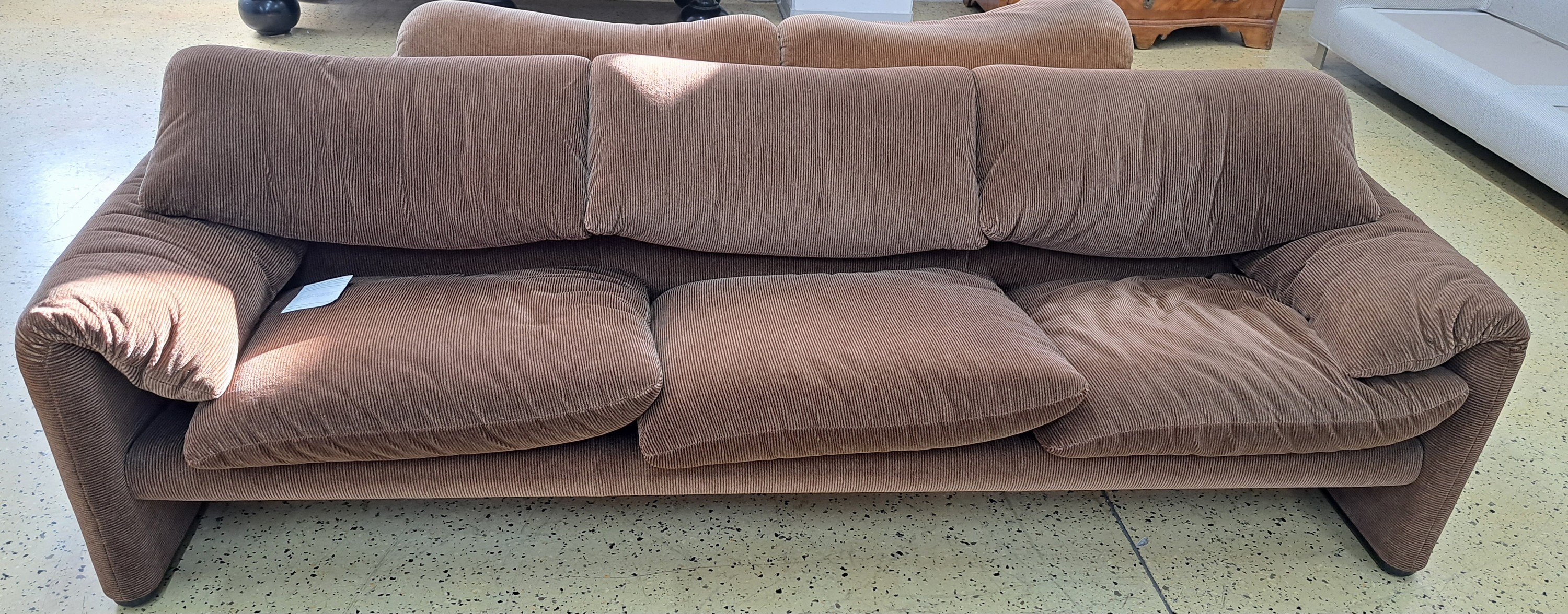 Detail j: Dreisitzer und Zweisitzer Sofa, Entwurf Vico Magistretti, Serie Maralunga, brauner Cord, zweite Hälfte 20. Jh., ca. 66 x 230 cm, Zweisitzer: ca. 67 ...