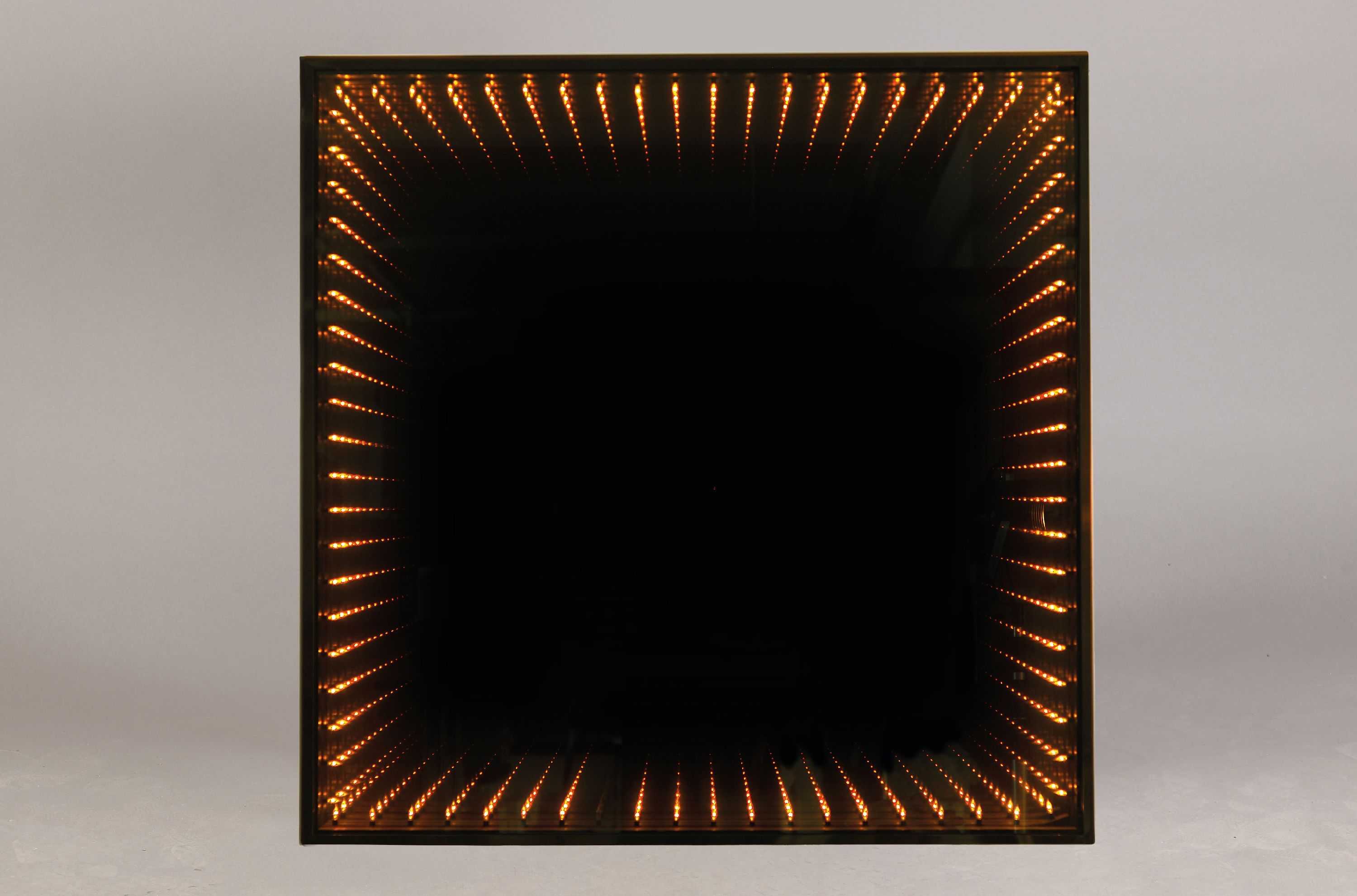 Infinity Mirror/ sog. Unendlichkeits-Spiegel, Entwurf Curtis Jere, 1970er Jahre, chromfarbener Rahmen, mit Doppelspiegel, darin eine Reihe ...