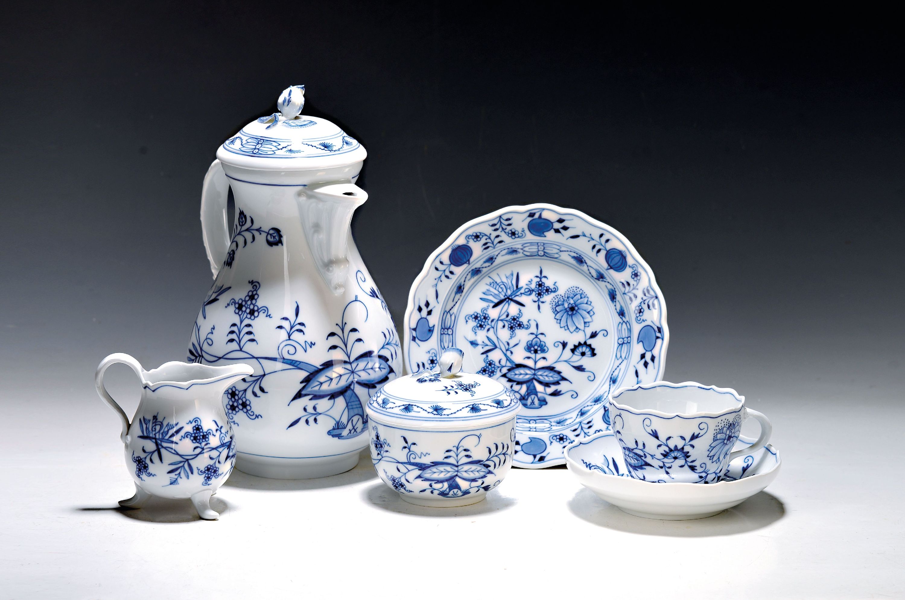 Image 27037962 - Kaffeeservice, Meissen, 20. Jh., für 6 Personen, Zwiebelmuster, Kaffeekanne, ...