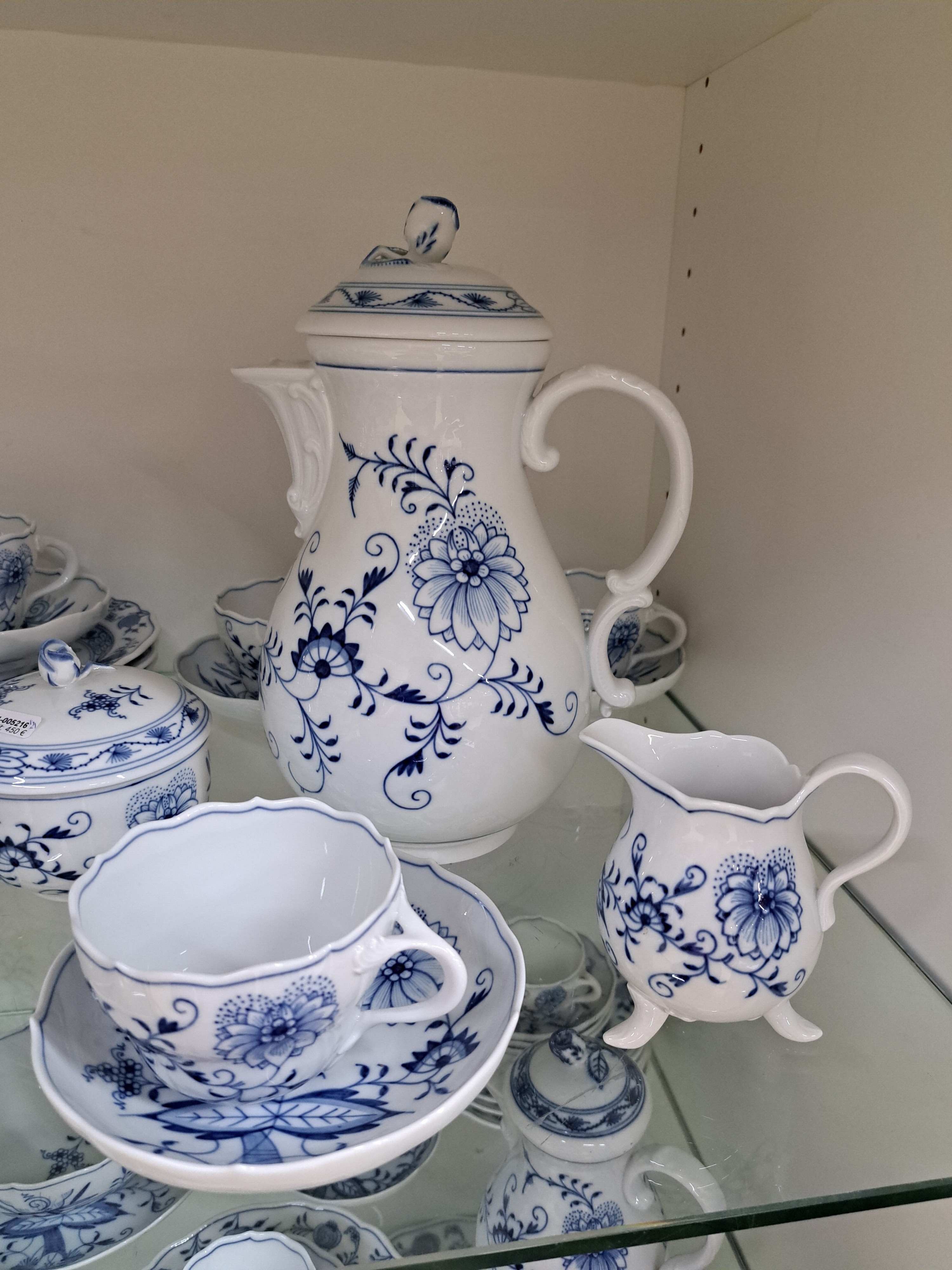 Detail a: Kaffeeservice, Meissen, 20. Jh., für 6 Personen, Zwiebelmuster, Kaffeekanne, Zuckerdose, Sahnegießer, 6 Tassen mit Untertassen, 6 Dessertteller, 2. ...