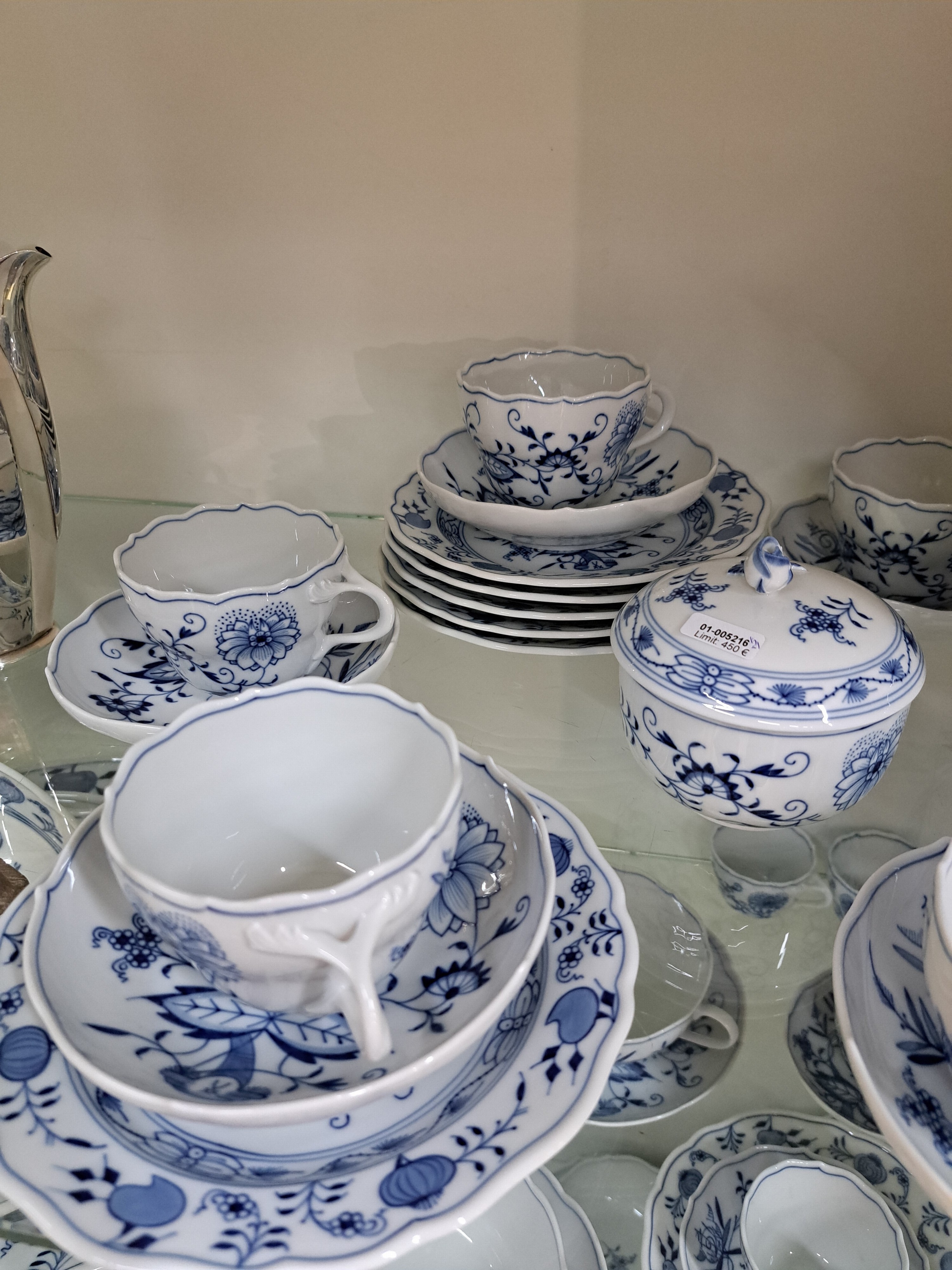 Detail b: Kaffeeservice, Meissen, 20. Jh., für 6 Personen, Zwiebelmuster, Kaffeekanne, Zuckerdose, Sahnegießer, 6 Tassen mit Untertassen, 6 Dessertteller, 2. ...