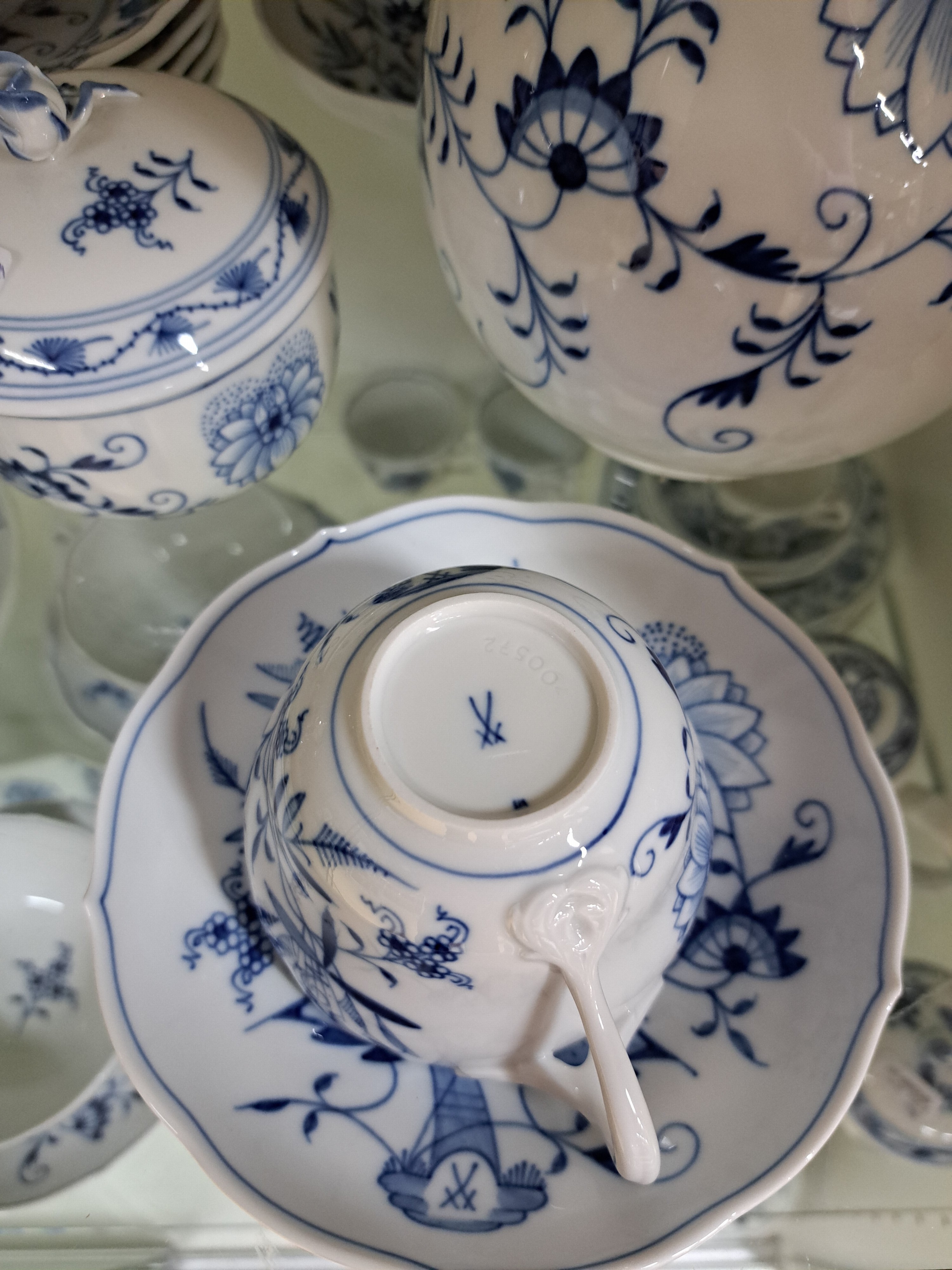Detail c: Kaffeeservice, Meissen, 20. Jh., für 6 Personen, Zwiebelmuster, Kaffeekanne, Zuckerdose, Sahnegießer, 6 Tassen mit Untertassen, 6 Dessertteller, 2. ...