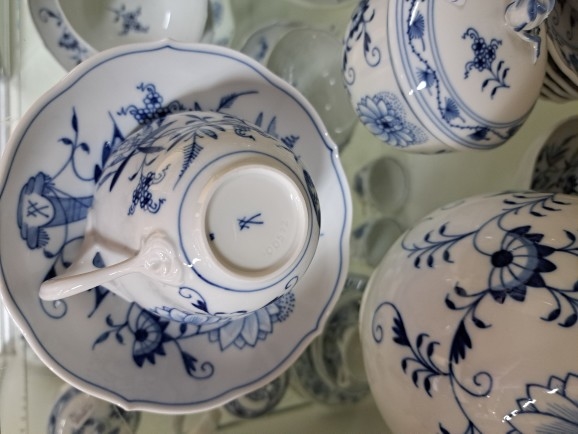 Detail d: Kaffeeservice, Meissen, 20. Jh., für 6 Personen, Zwiebelmuster, Kaffeekanne, Zuckerdose, Sahnegießer, 6 Tassen mit Untertassen, 6 Dessertteller, 2. ...