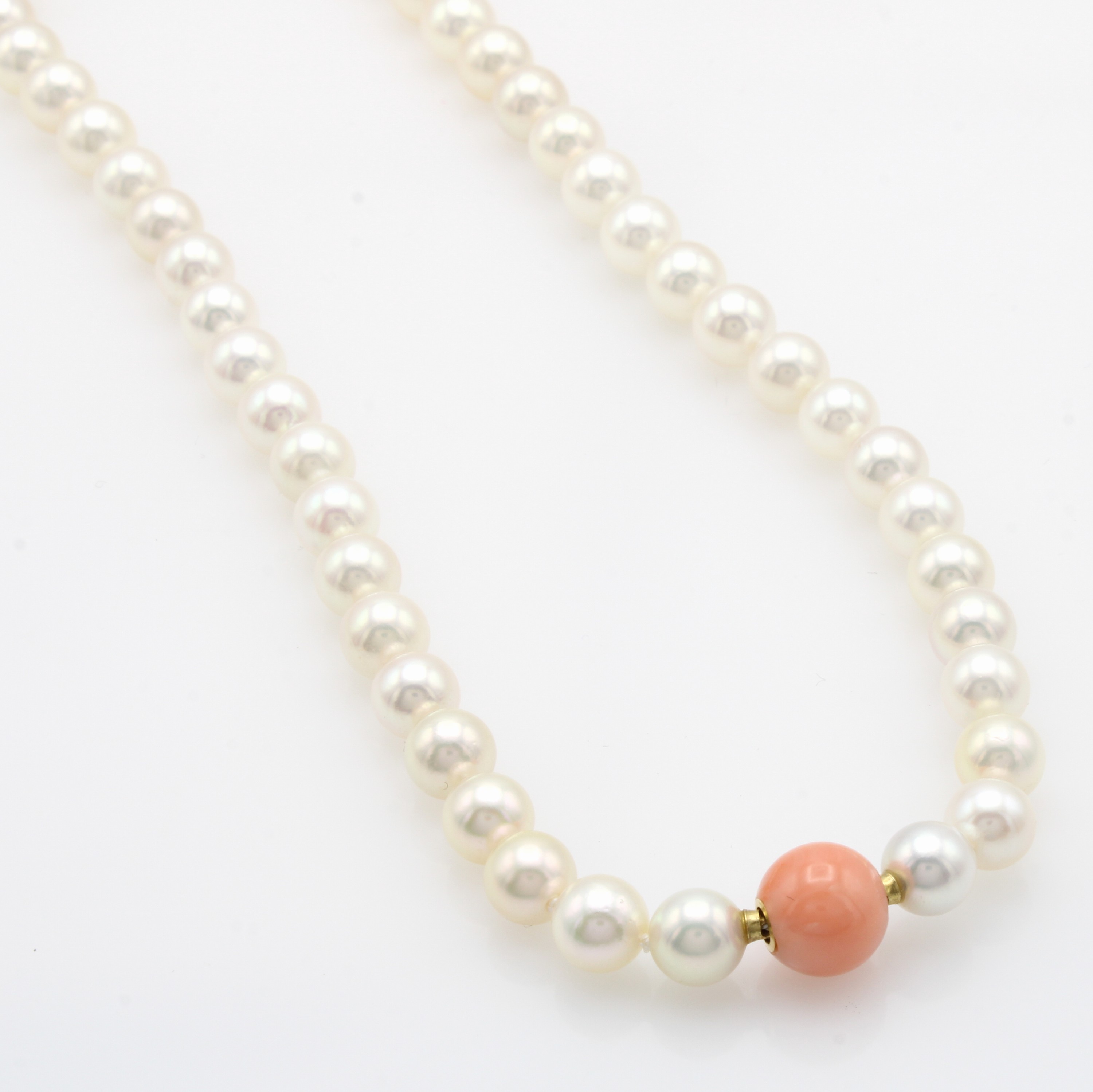 Image 27037981 - Japanische Zuchtperlenkette mit Korallwechsel-schließe (Fa. Jörg Heinz), GG 585/000, ...