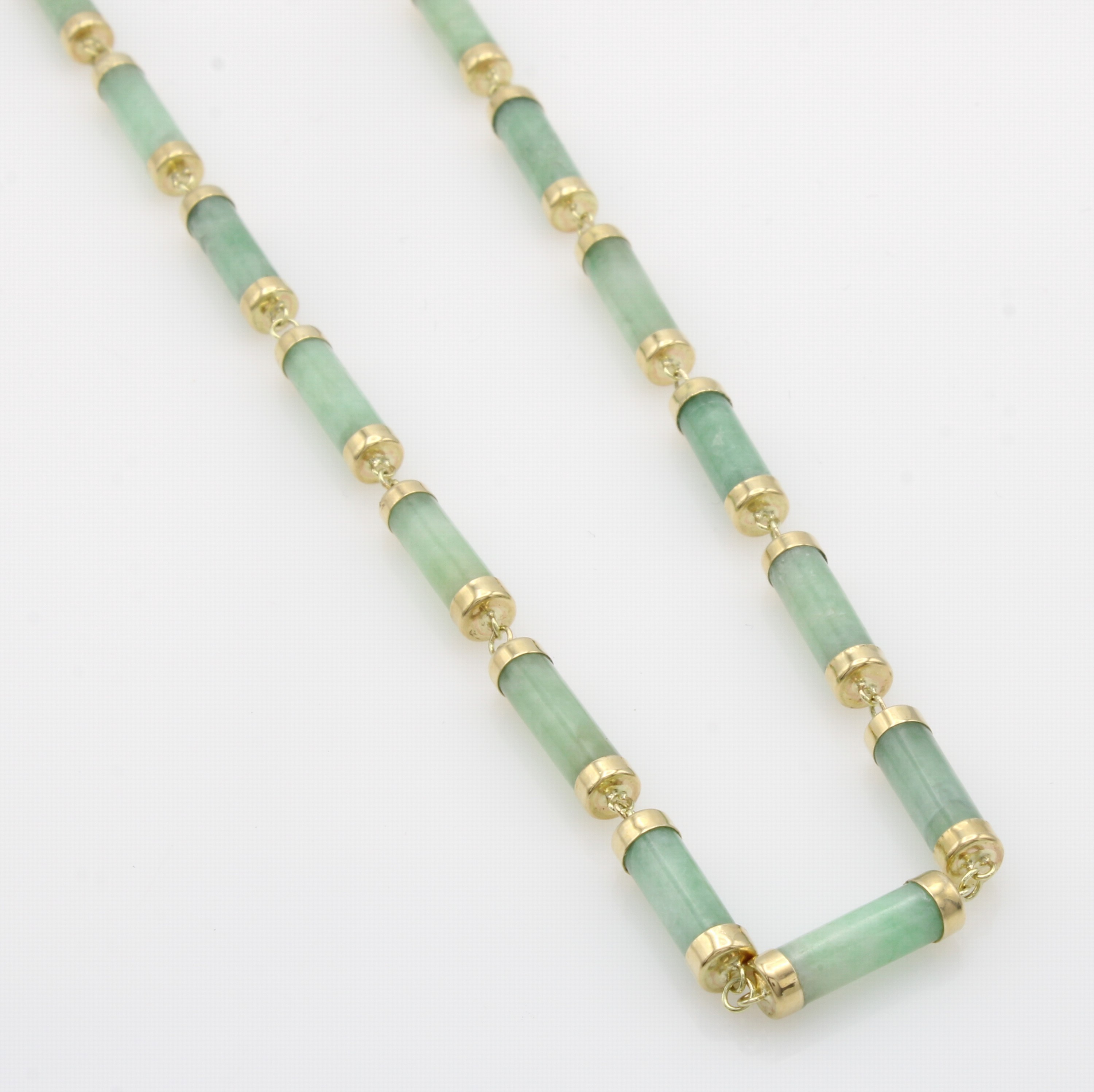 Image 27037982 - Kette mit Jadestäben, GG 585/000, D. der Stäbe ca. 4 mm, L. ca. 44 cm Schätzpreis: ...