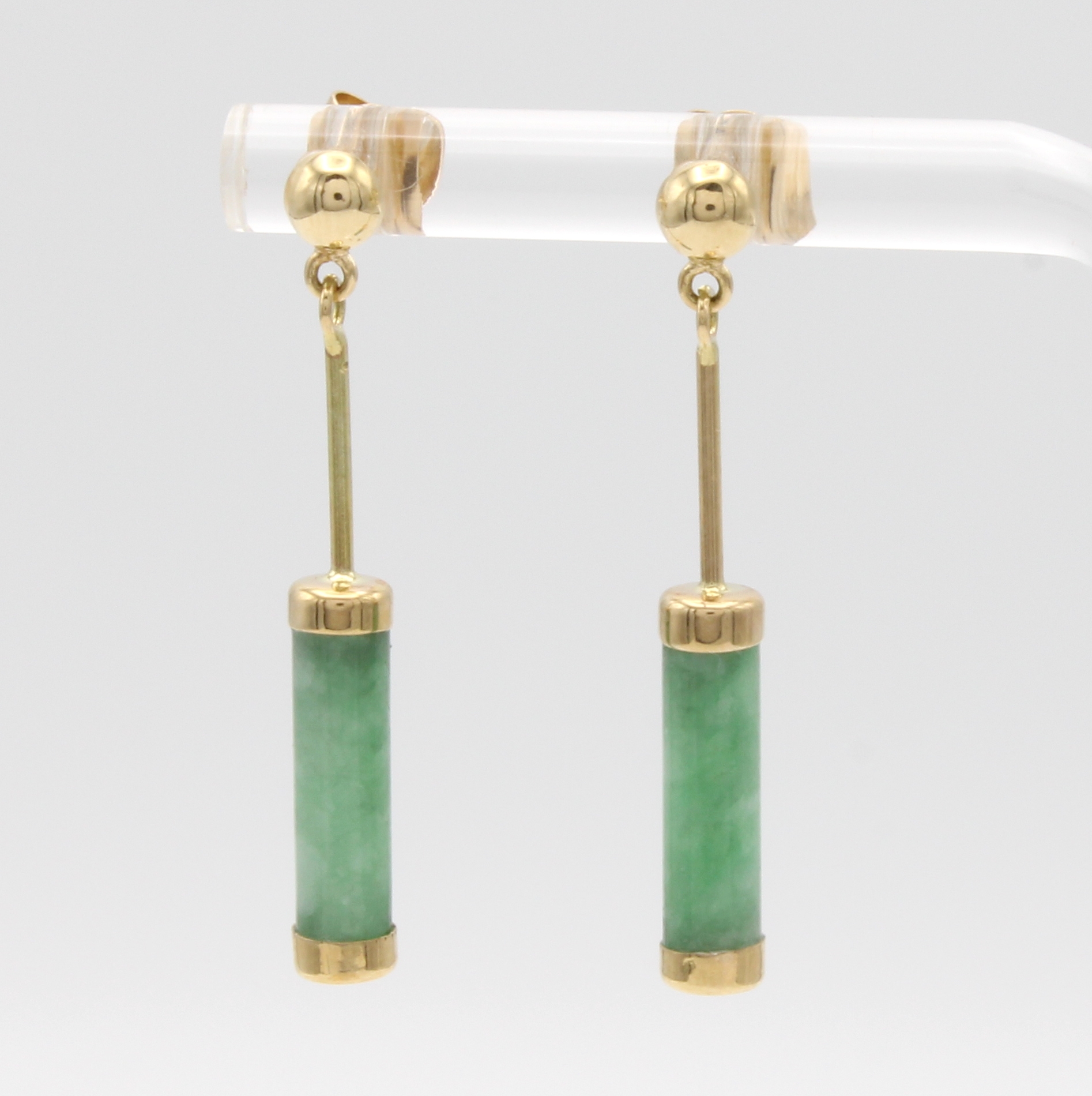 Image 27037984 - Paar Ohrstecker mit Jadestäben, GG 585/000, D. der Stäbe ca. 4 mm Schätzpreis: 400, - ...