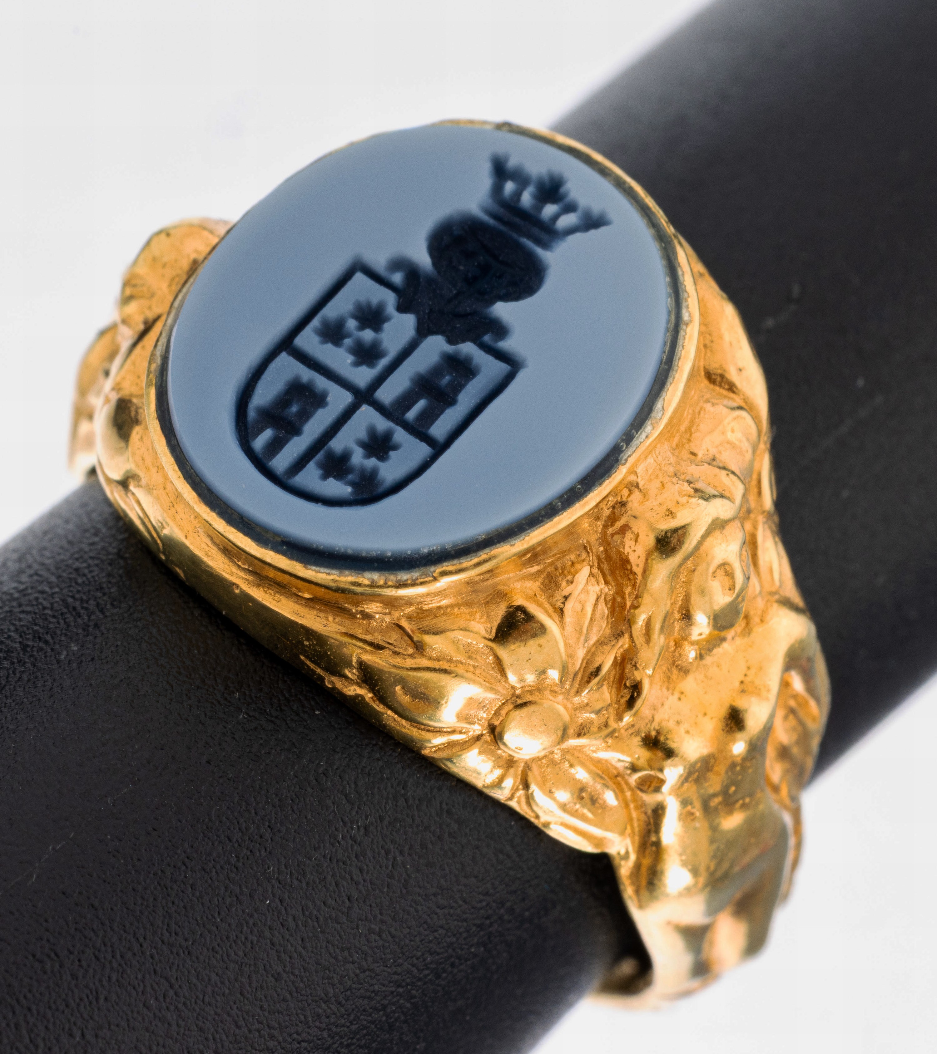 Image 27037989 - Siegelring mit Lagenachat, Silber vergoldet, Darstellung eines Familienwappens, blauer ...
