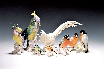 Image 9 Porzellanvögel, Ens, 20. Jh., und ein Aufsteller, Papageien, Fasan und andere Vögel, ...