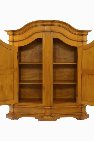 27037902a - 2-türiger Kleiderschrank, wohl Bodensee, nach süddt. Vorbild von 1830, wohl Ahorn ...