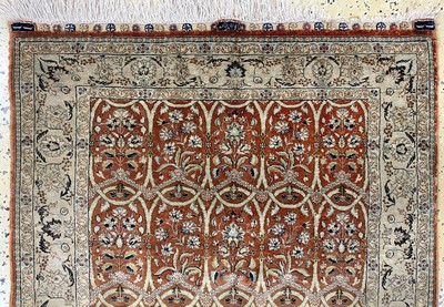 27037913a - Hereke Seide fein, China, Mitte 20.Jhd, reine Naturseide, ca. 120 x 77 cm, ca. 1,0 Mio. ...