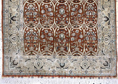 27037913b - Hereke Seide fein, China, Mitte 20.Jhd, reine Naturseide, ca. 120 x 77 cm, ca. 1,0 Mio. ...