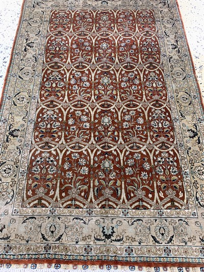 27037913c - Hereke Seide fein, China, Mitte 20.Jhd, reine Naturseide, ca. 120 x 77 cm, ca. 1,0 Mio. ...