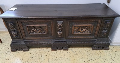 27037937a - Eichentruhe, im Renaissancestil, 20. Jh., Nussbaum, reich verziert mit geschnitzten ...