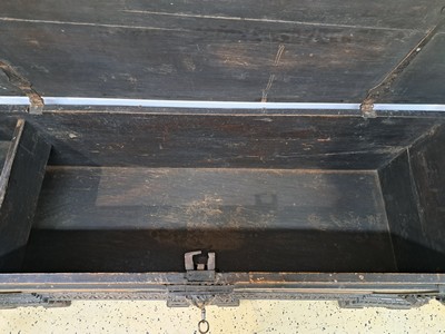 27037937d - Eichentruhe, im Renaissancestil, 20. Jh., Nussbaum, reich verziert mit geschnitzten ...