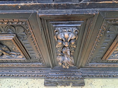 27037937e - Eichentruhe, im Renaissancestil, 20. Jh., Nussbaum, reich verziert mit geschnitzten ...