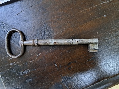 27037937f - Eichentruhe, im Renaissancestil, 20. Jh., Nussbaum, reich verziert mit geschnitzten ...