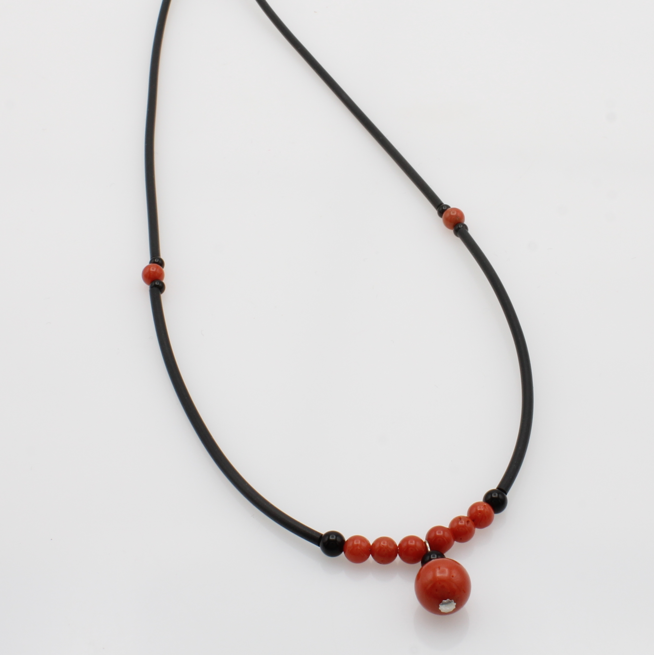 Image 27038056 - Kautschukkette mit Onyxen und Korallen, Karabinerschl. vers., Korallkugeln ca. 4.5 u. ...