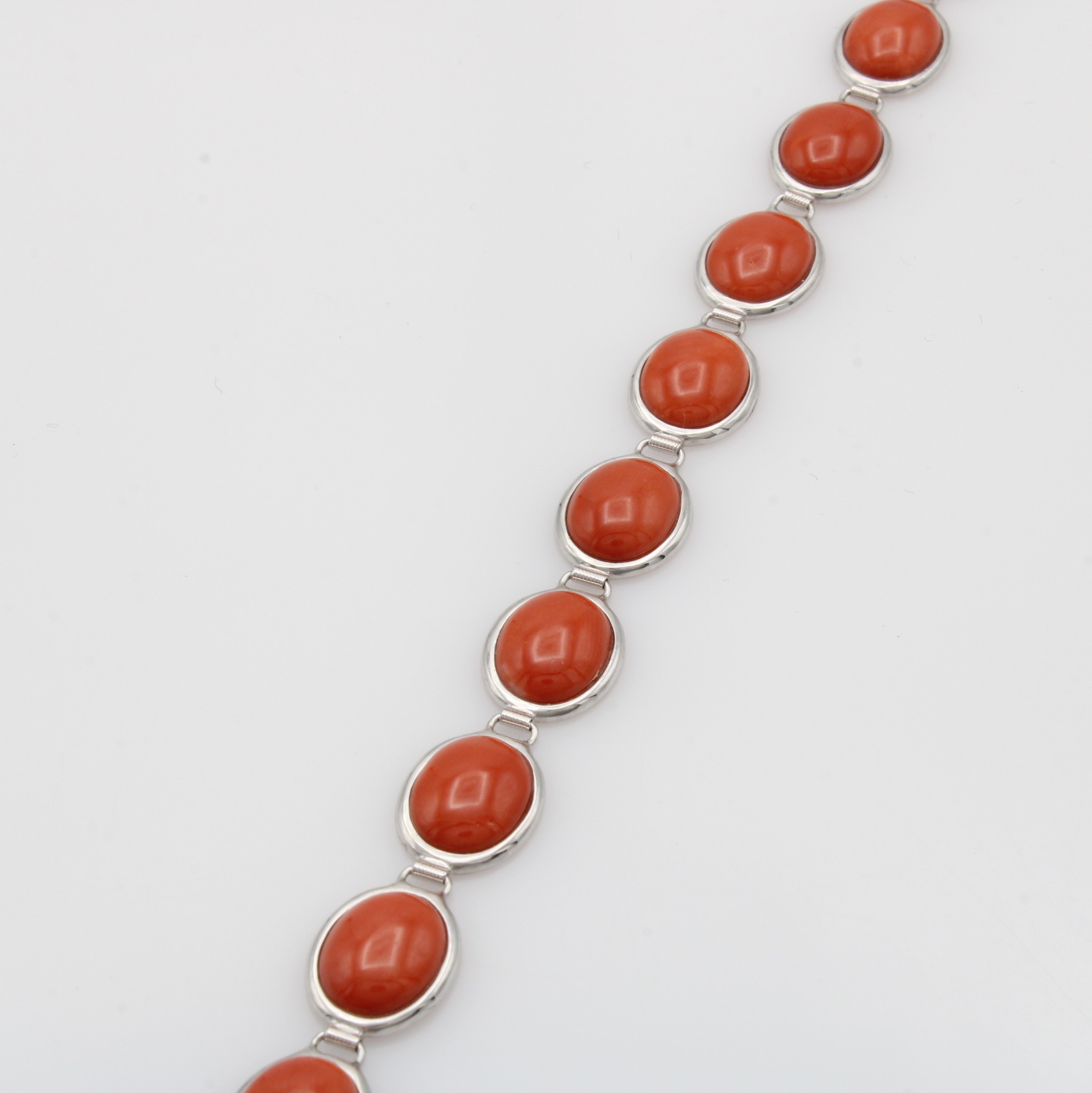 Image 27038085 - Armband mit Korallen, WG 750/000, ovale Korallcabochons ca. 10x8 mm, Kastenschl. m. 2 ...