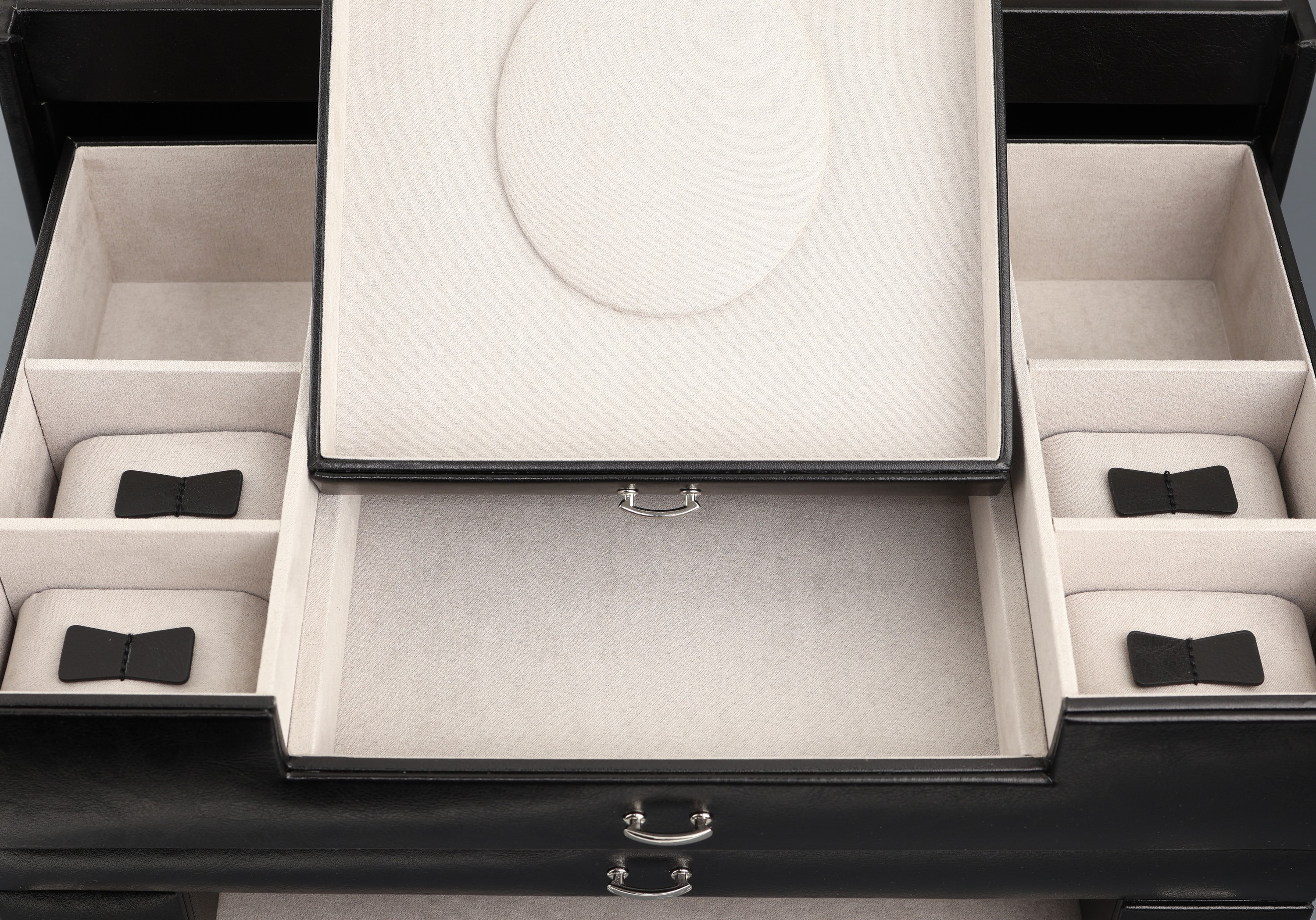 Detail e: XXL Schmuckkoffer aus schwarzem Leder, Made in Germany, massiver Holzkorpus aus exklusivem Echtleder, samtiges hellbeiges Innenfutter, mehrere ...
