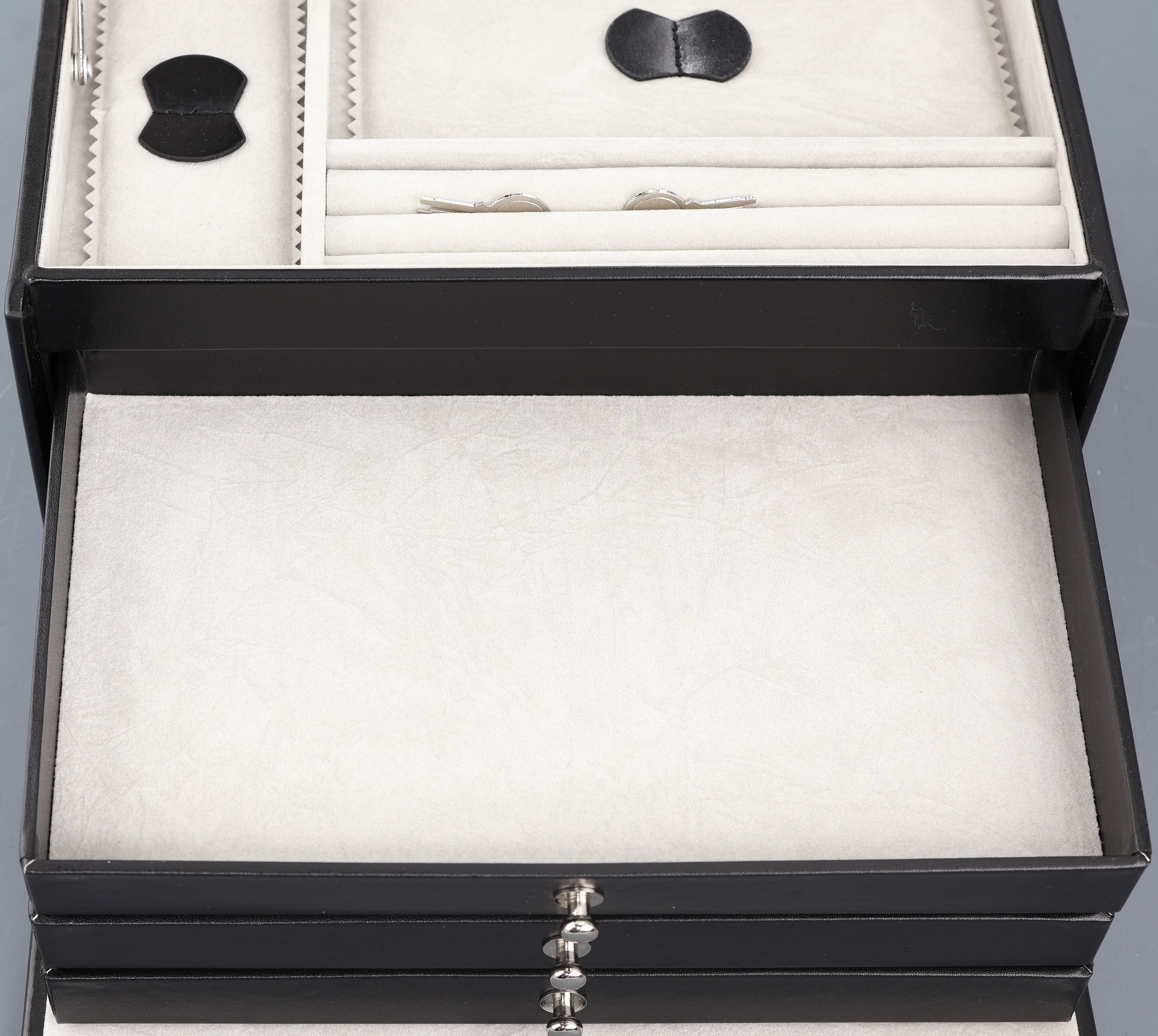 Detail c: Schmuckkoffer aus schwarzem Glattleder, Innenausstattung aus hellgrauem Feinsynthetik,Innenspiegel, Broschenleiste, 2 Fächer, 3 Schubladen mit ...