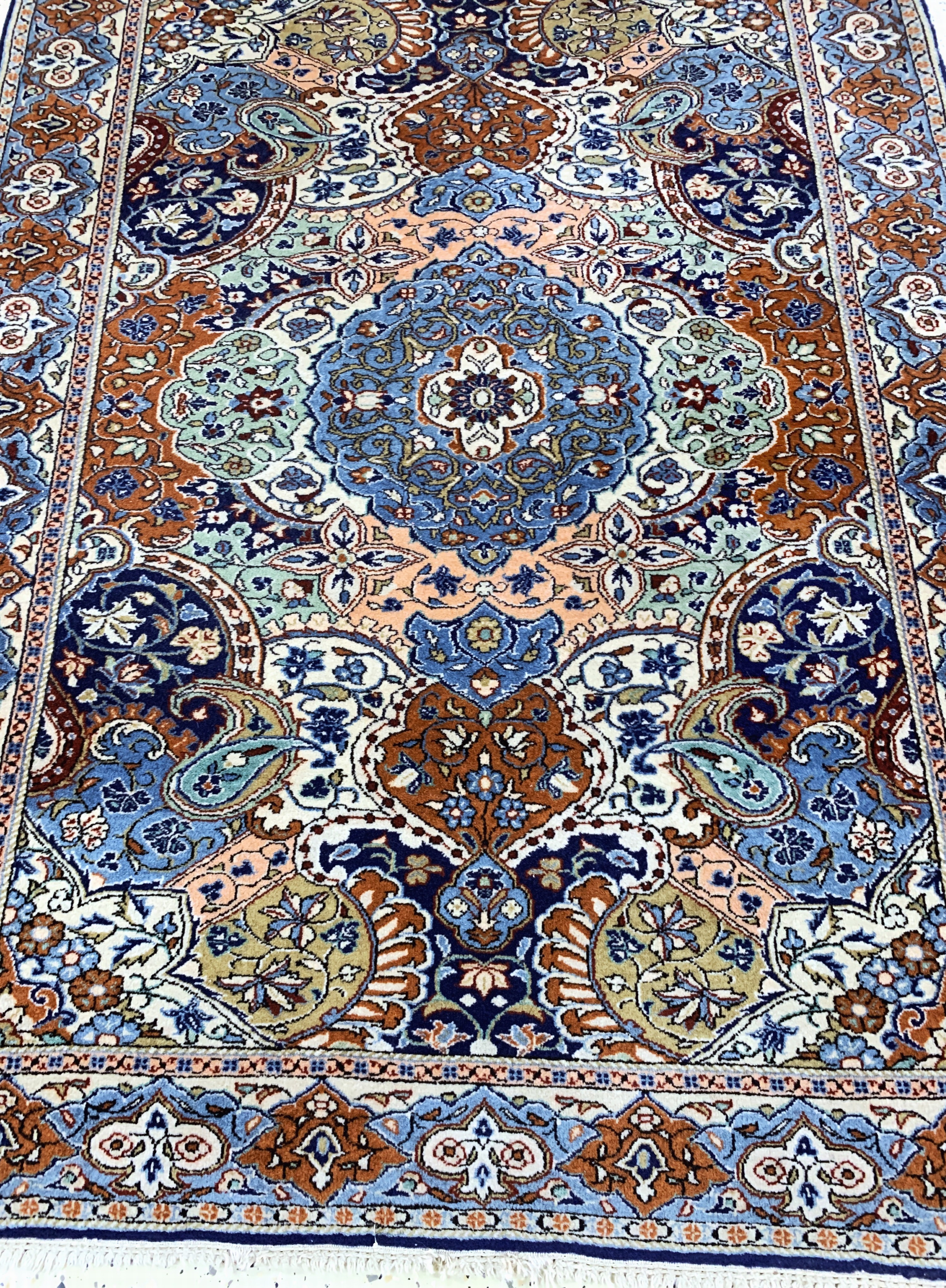 Detail c: Sarogh fein, Persien, Mitte 20.Jhd, Korkwolle auf Baumwolle, ca. 151 x 112 cm, EHZ: 2