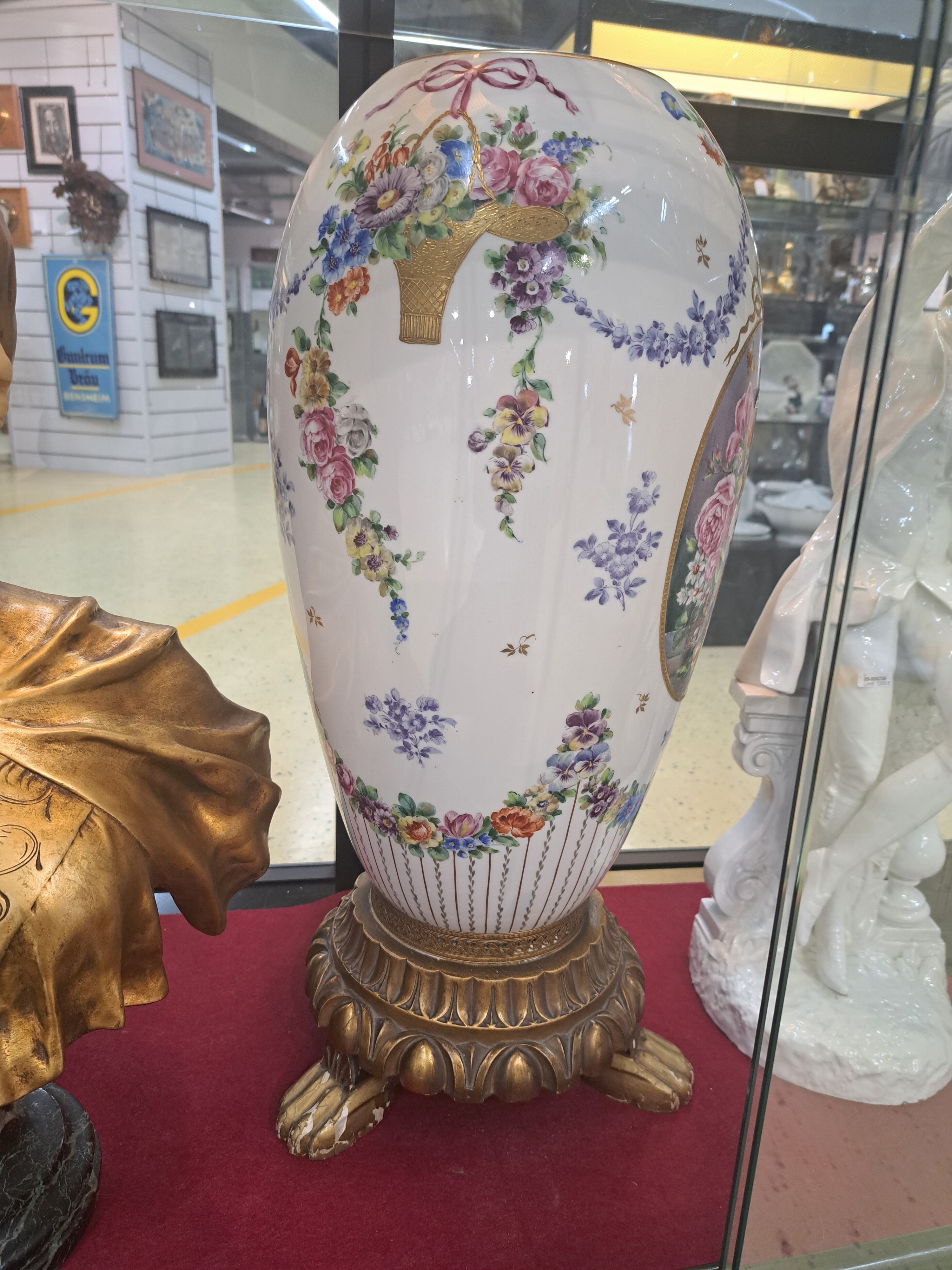 Detail b: Sehr große Vase, KPM Berlin, um 1910, Porzellan Hausmalerei, in Kartusche feines Stillleben mit Blumen, Vogelnest und Schmetterlingen, signiert ...