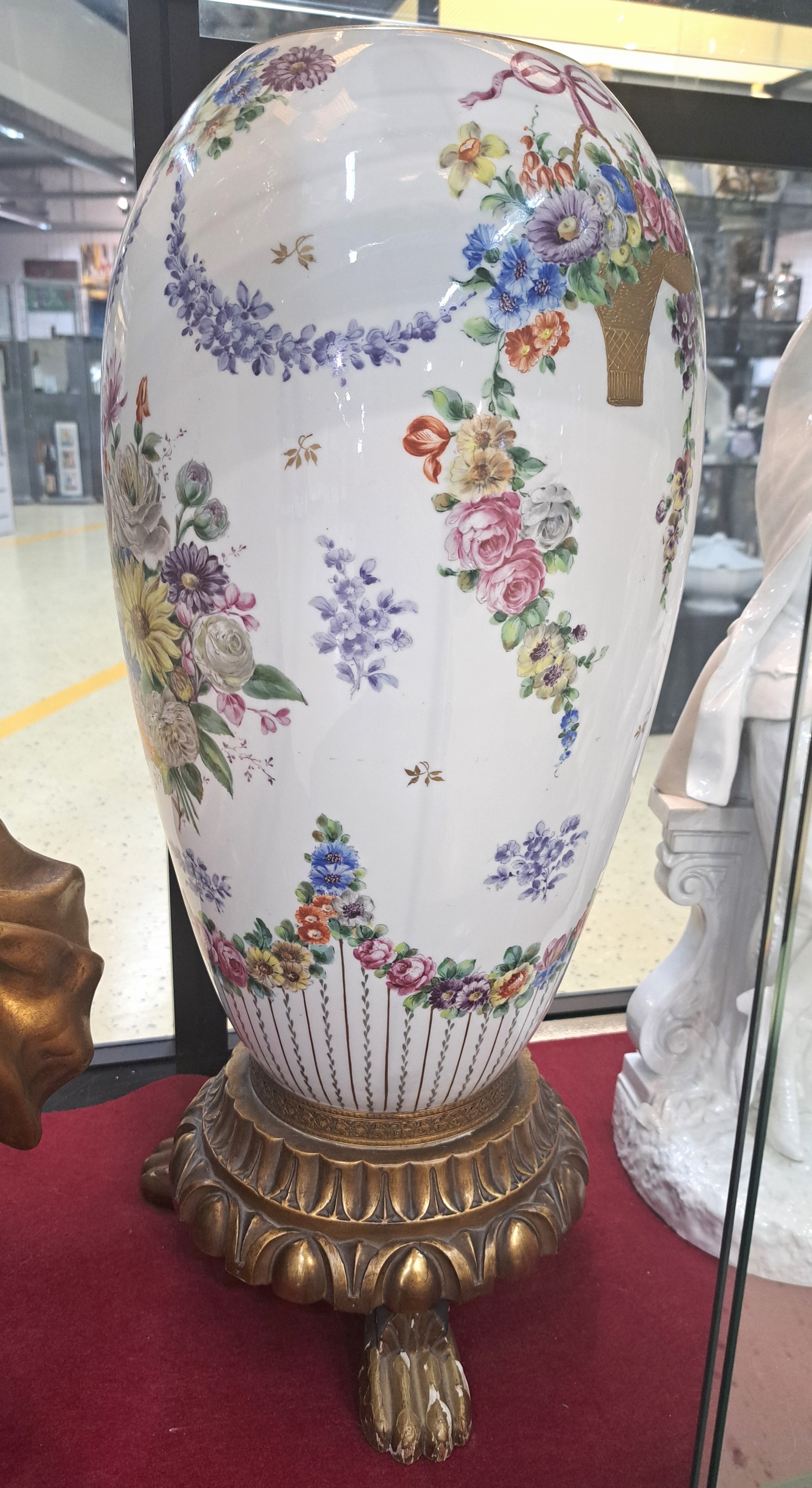 Detail c: Sehr große Vase, KPM Berlin, um 1910, Porzellan Hausmalerei, in Kartusche feines Stillleben mit Blumen, Vogelnest und Schmetterlingen, signiert ...